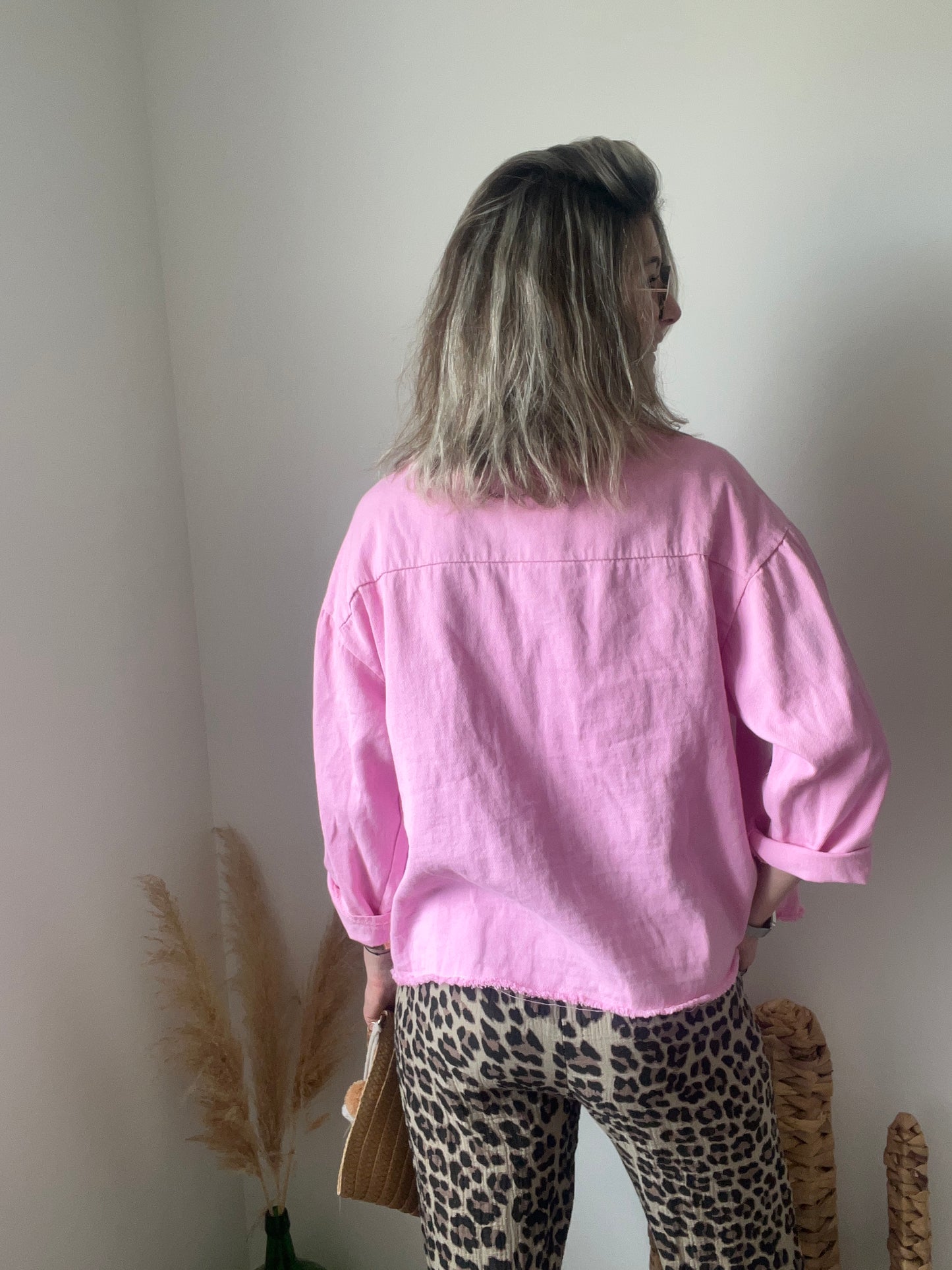 couleur rose franges sur le bas de la veste