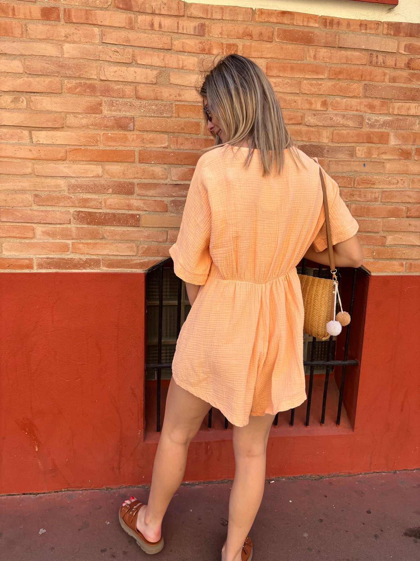 combishort femme en gaze de coton de couleur saumon fluide et légère pour l'été