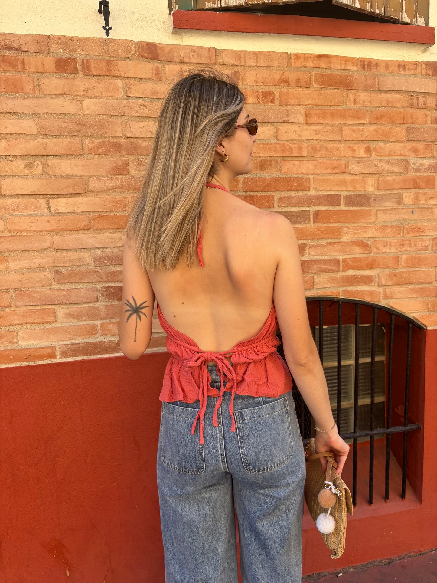 debardeur pour femme de couleur terracotta en gaze de coton avec noeuds a noués dans le bas du dos et le cou