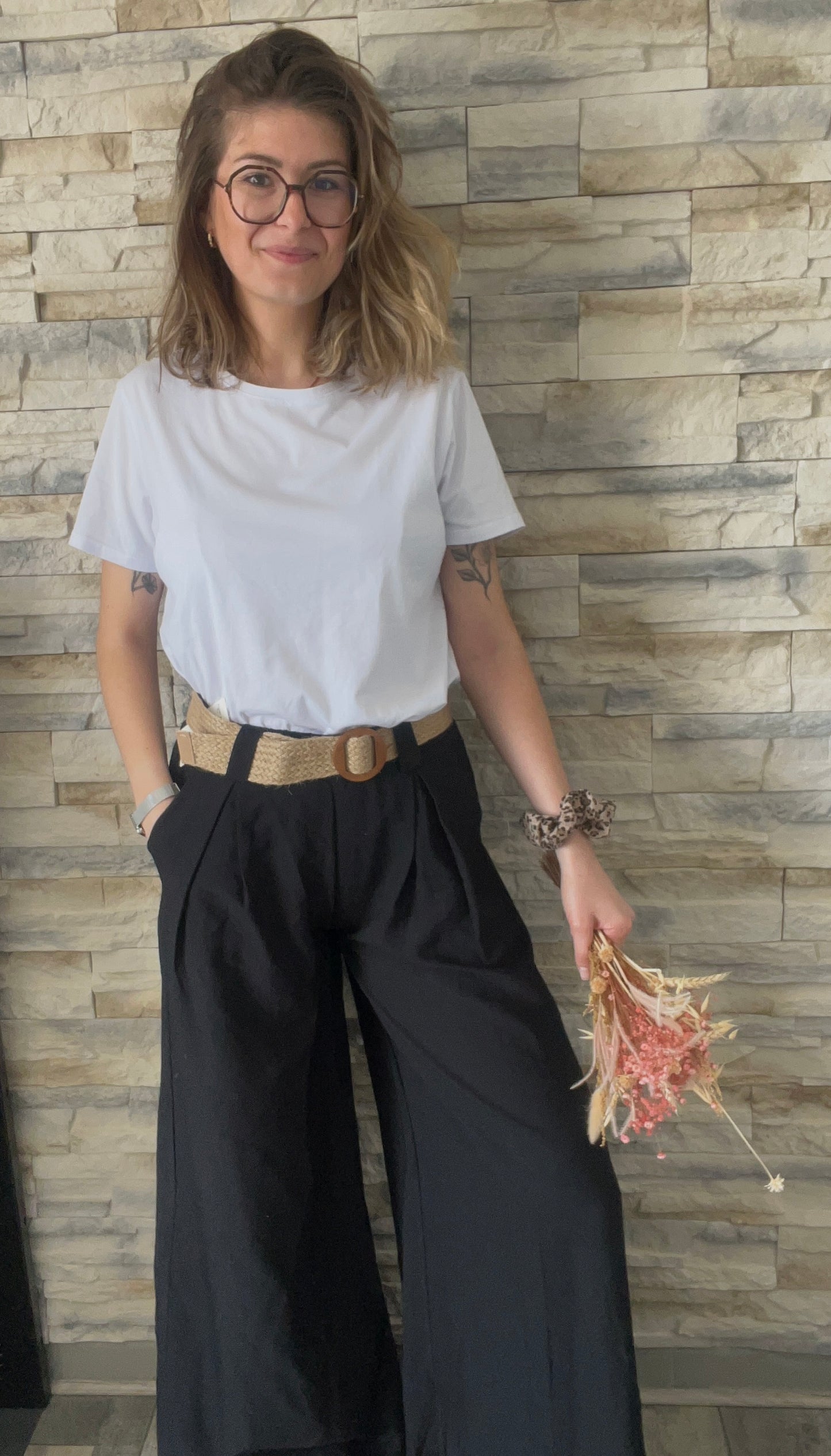 Pantalon 100 % en viscose de couleur noire, large et fluide.