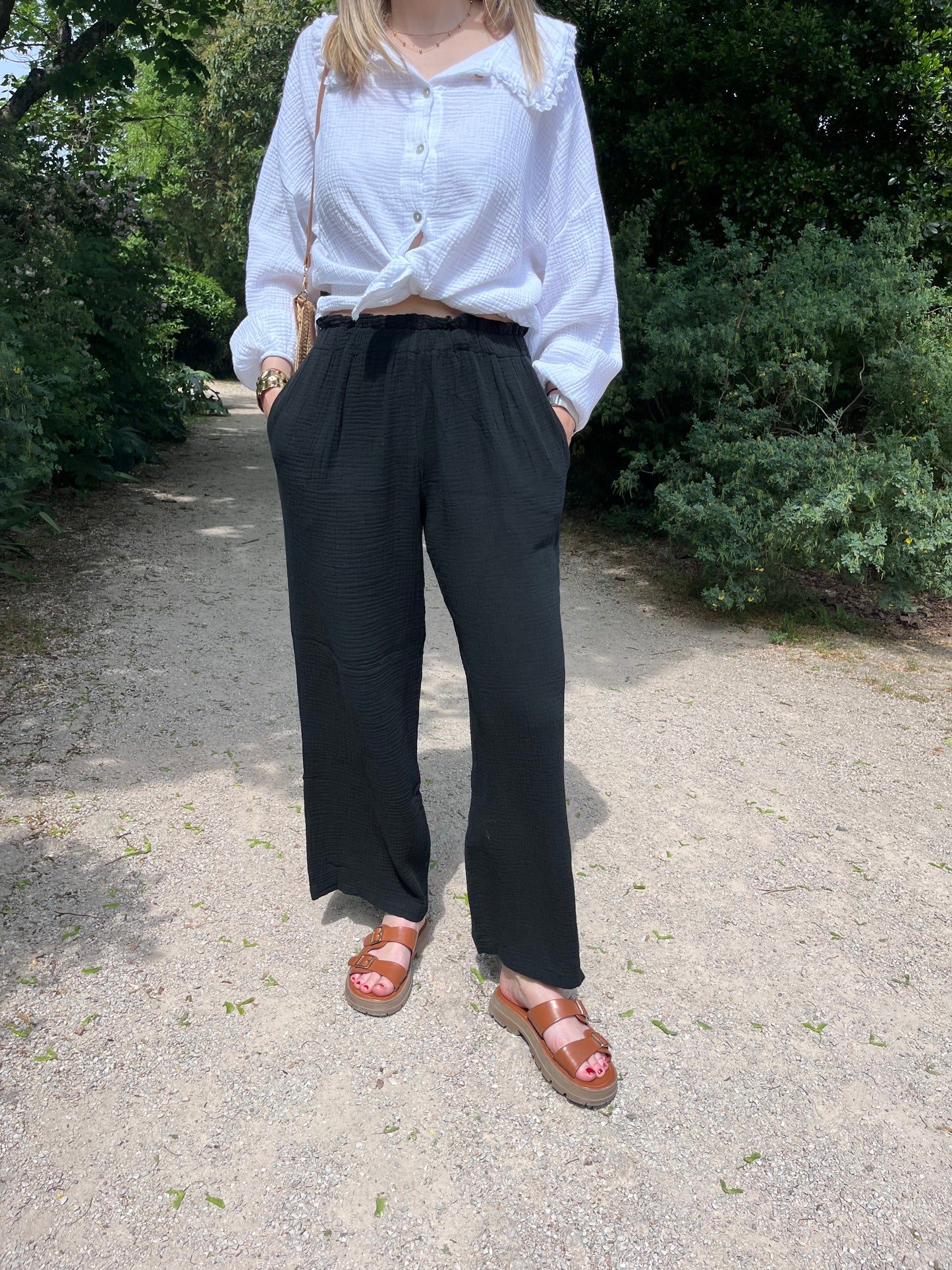 Pantalon pour femme large de couleur noire, hyper agréable à porter, pour un look tendance et décontracté
