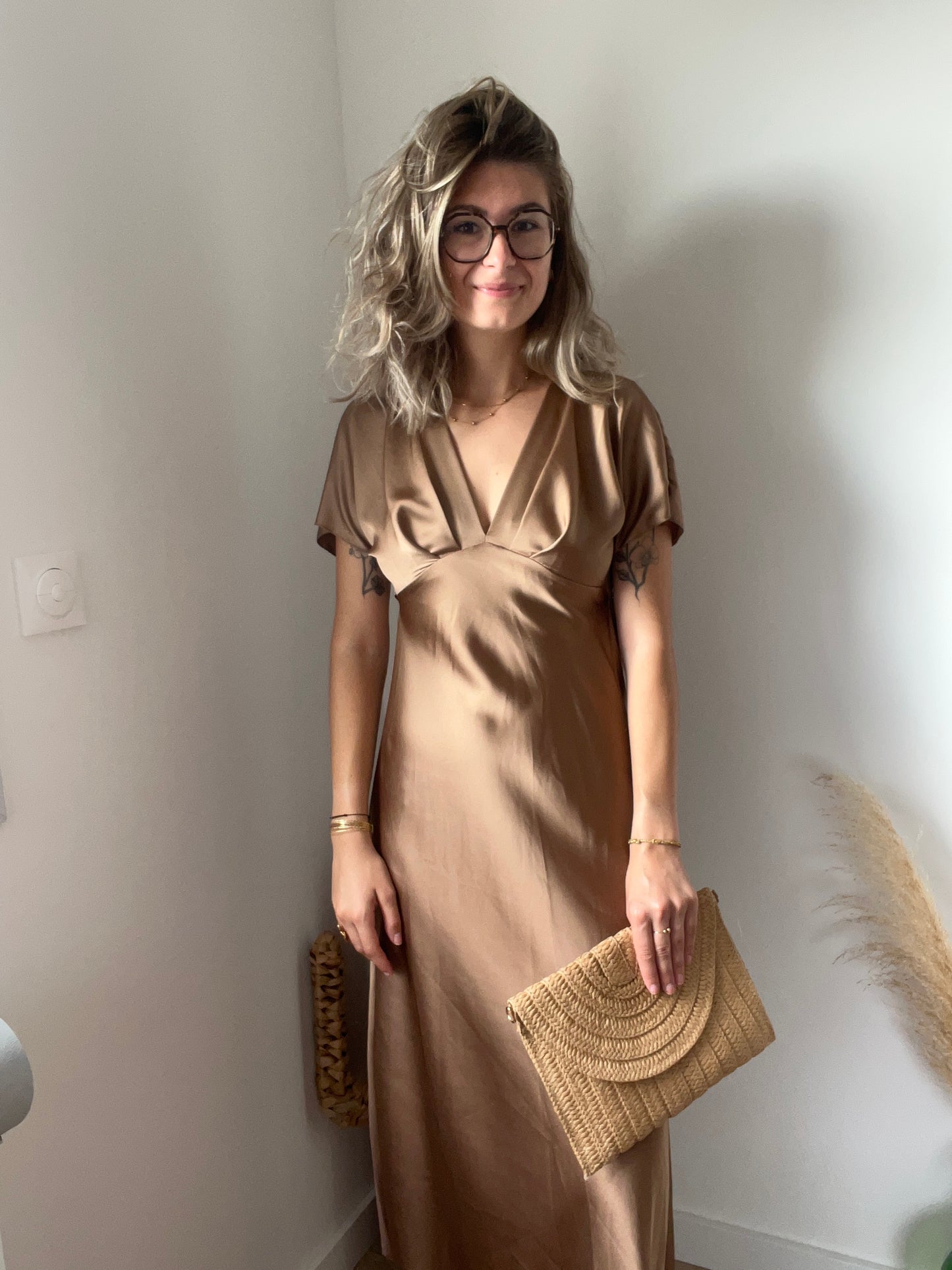 Robe pour occasion en satin de couleur marron, très bien taillé du 34 ou 38