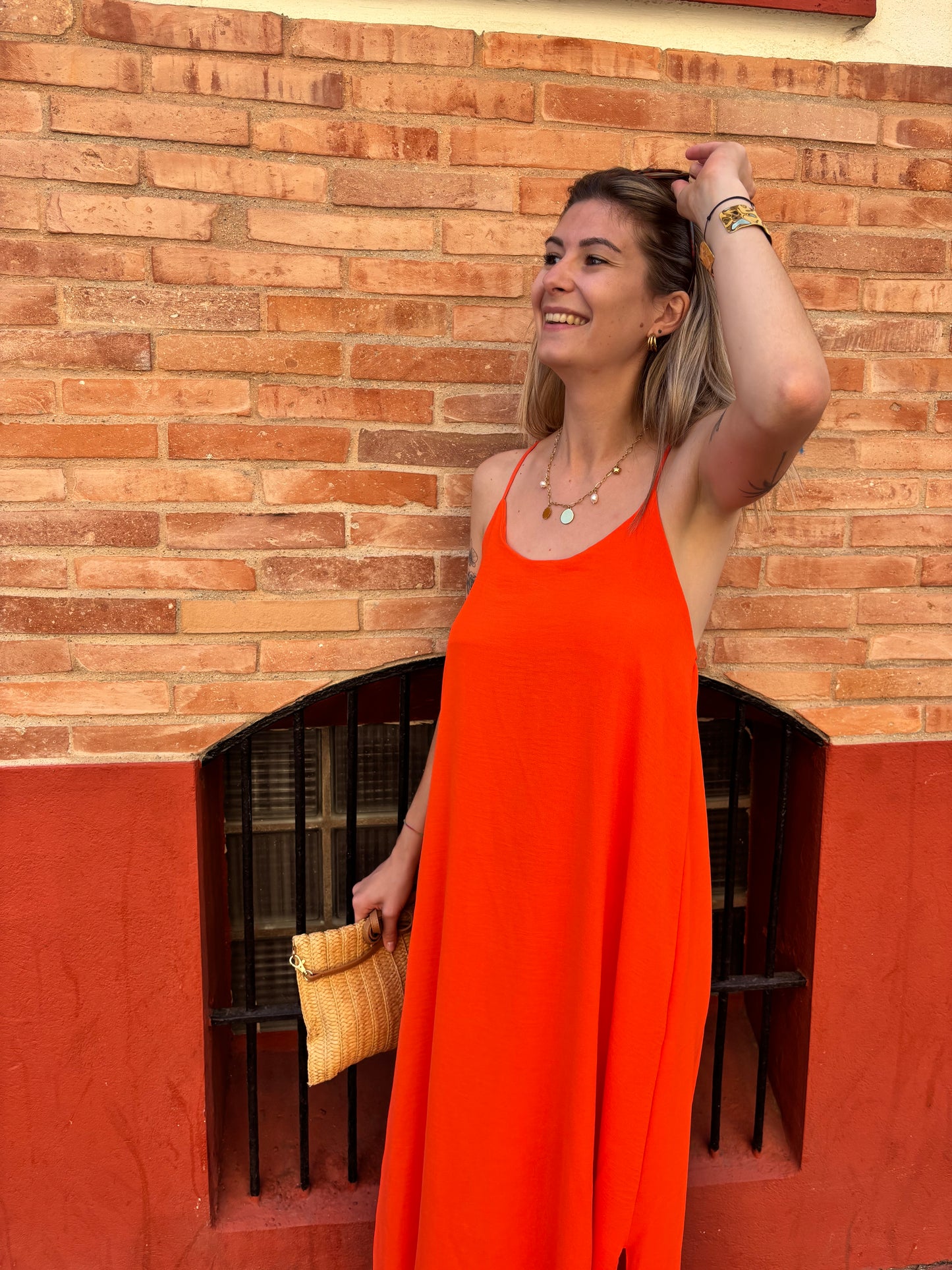 robe pour femme longue a fines bretelles de couleur orange hyper canon et tendance pour la saison
