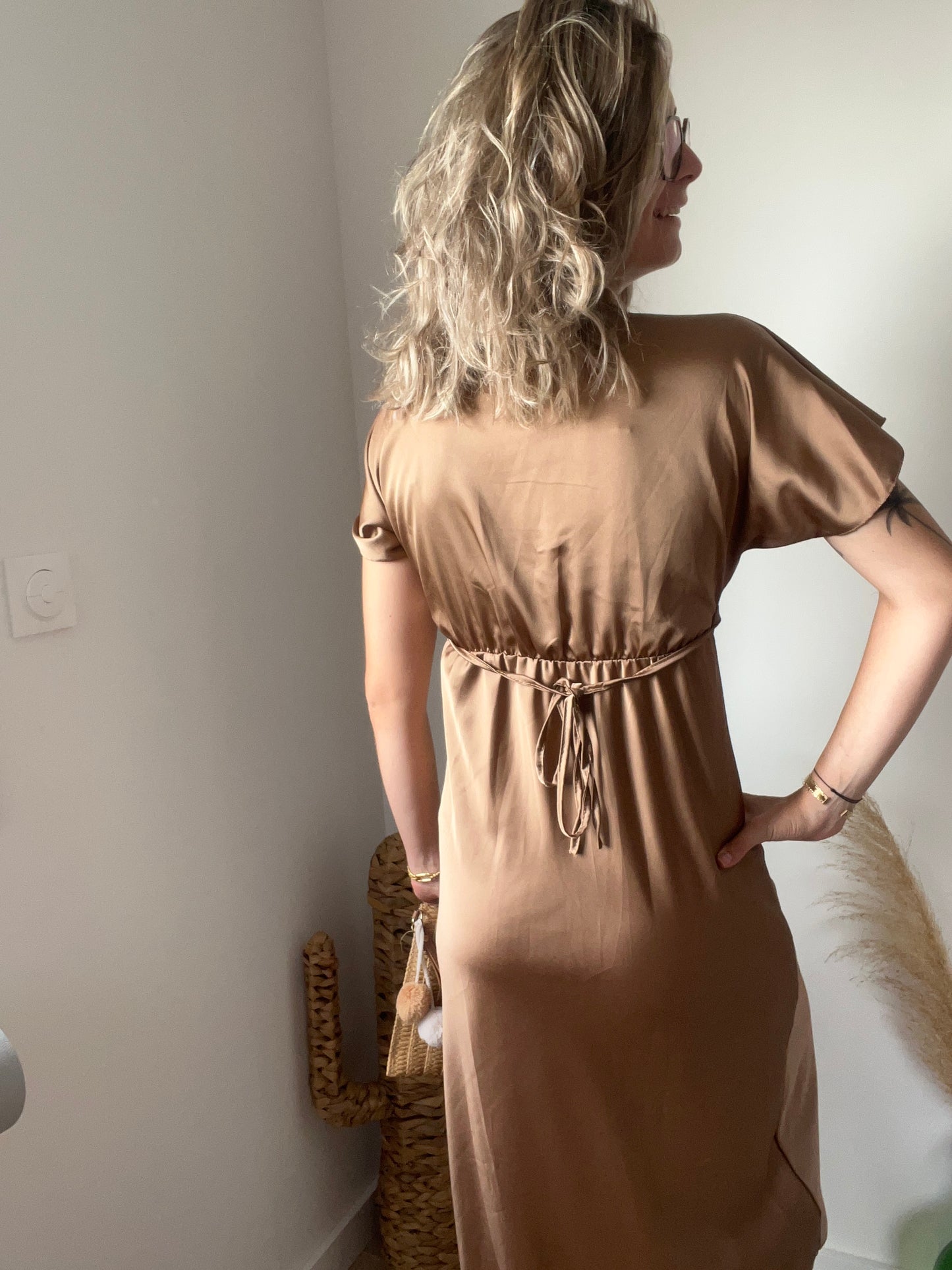 Robe cintrée en satin avec nœuds dans le dos pour attacher