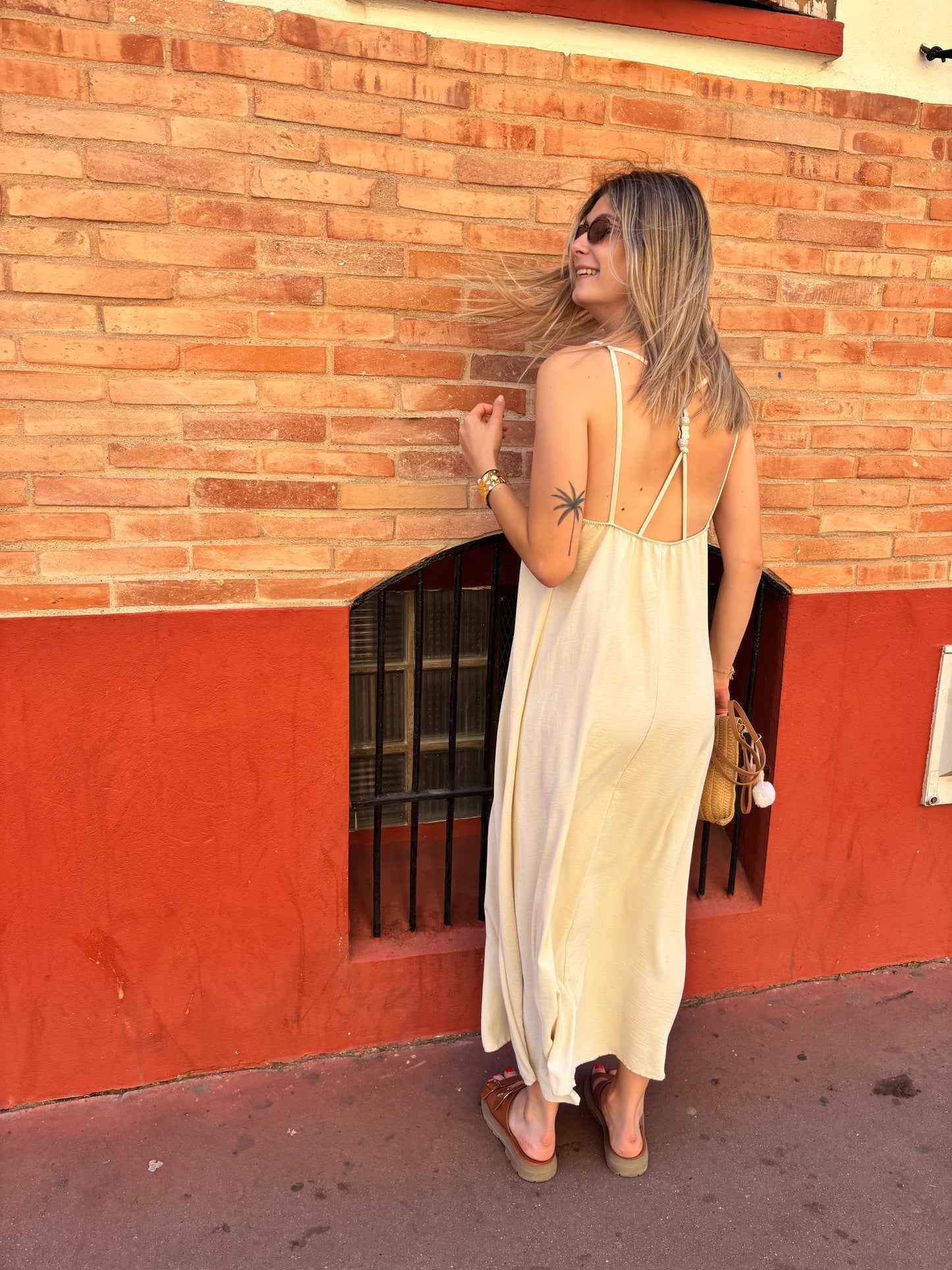 robe femme tendance de couleur beige avec perles dans le dos