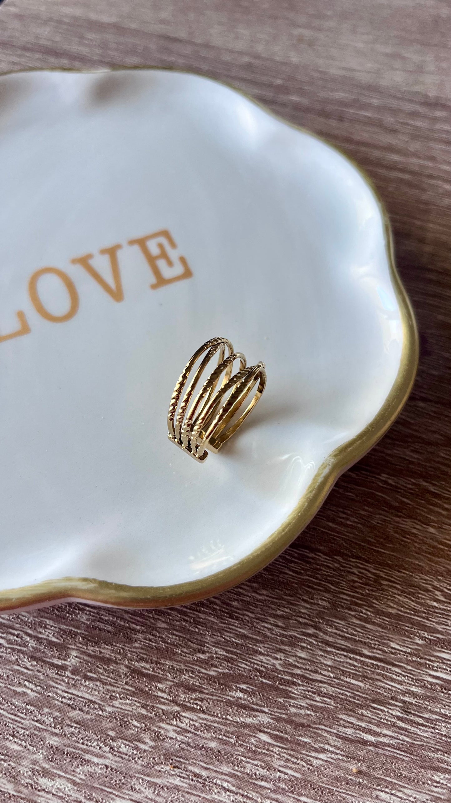 Bague en acier inoxydable composée de 5 anneaux striés.
Ajustable, la bague se resserre ou s'agrandit : de la taille 50 à 58.
