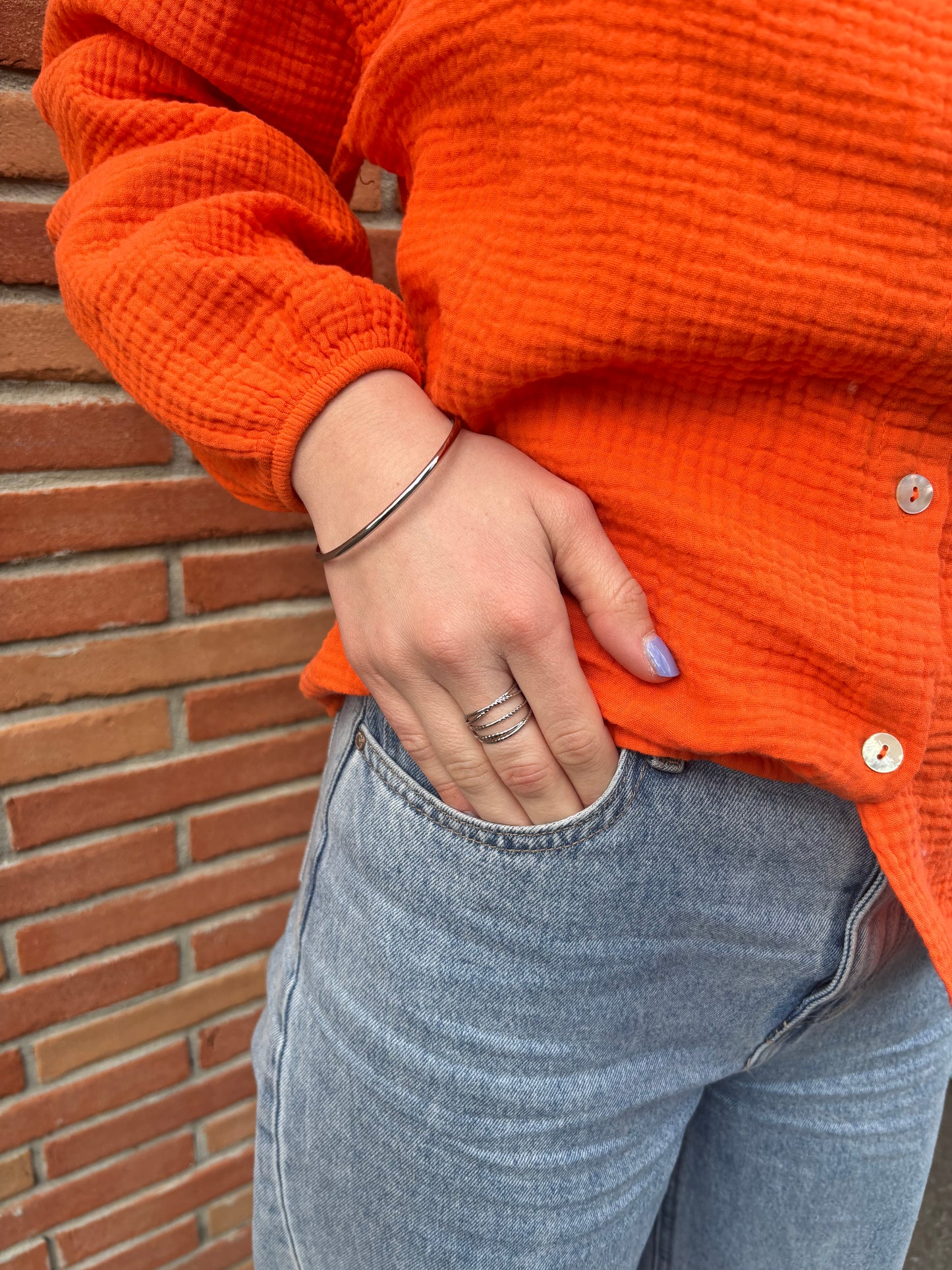 Bague argentée pour femme en acier inoxydable, anneaux striés élégants, style chic et contemporain