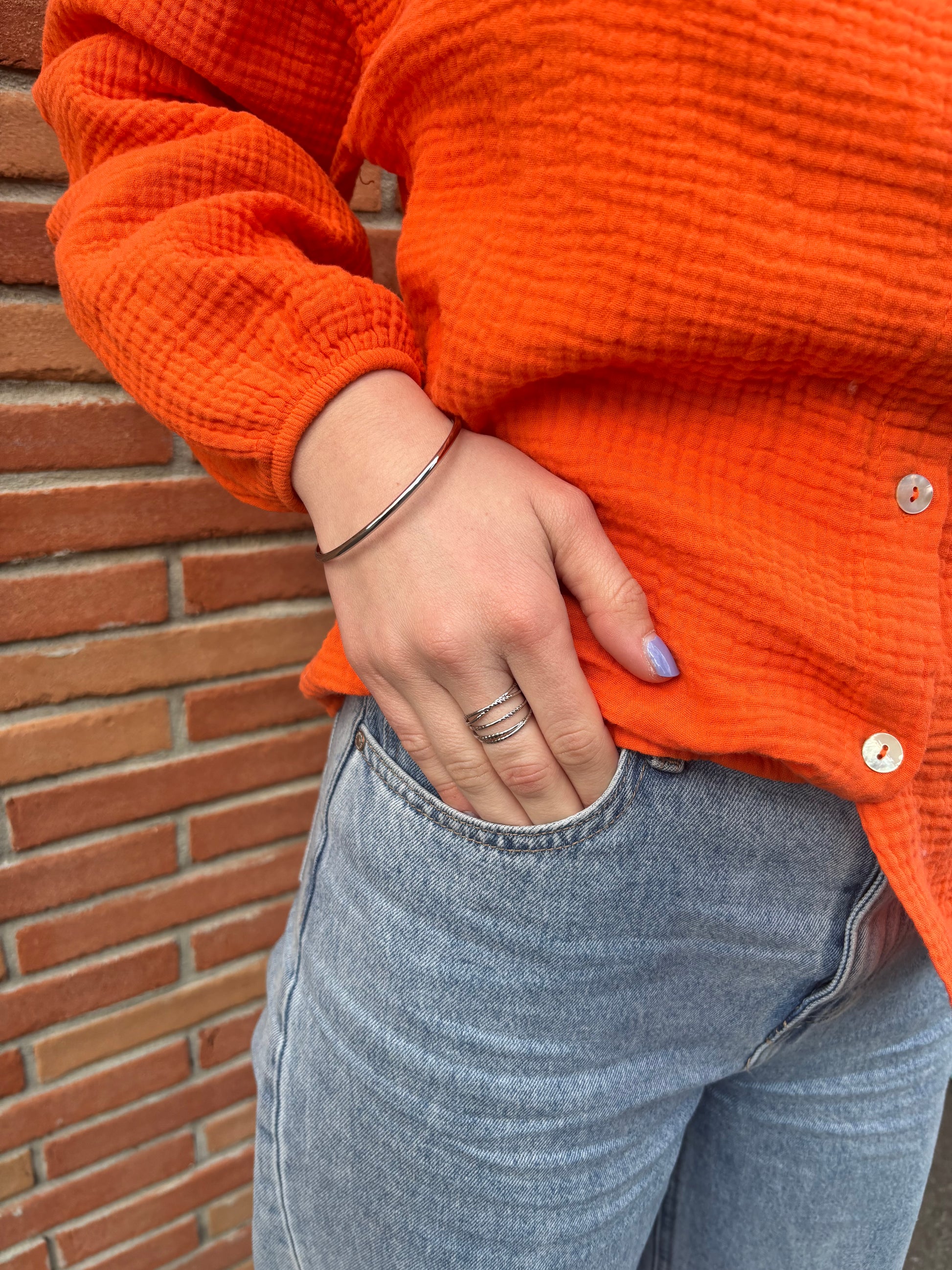 Bague argentée pour femme en acier inoxydable, anneaux striés élégants, style chic et contemporain