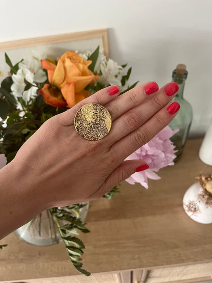 Bague en acier inoxydable composée d'une pièce ronde texturée