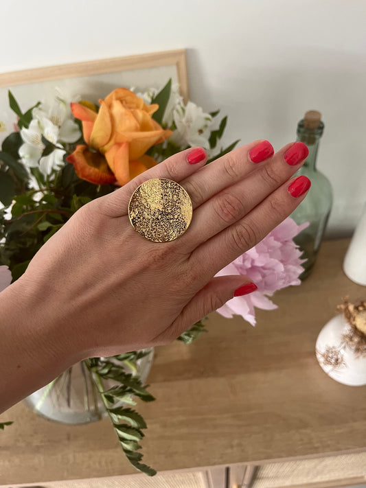 Bague en acier inoxydable composée d'une pièce ronde texturée