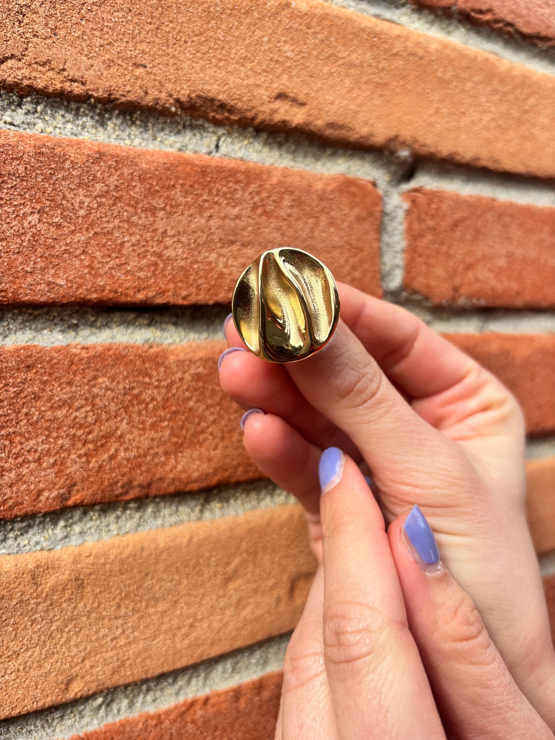 Craquez pour cette bague dorée en acier inoxydable, à la fois chic et durable. Un bijou tendance qui ne noircit pas et reste éclatant jour après jour.