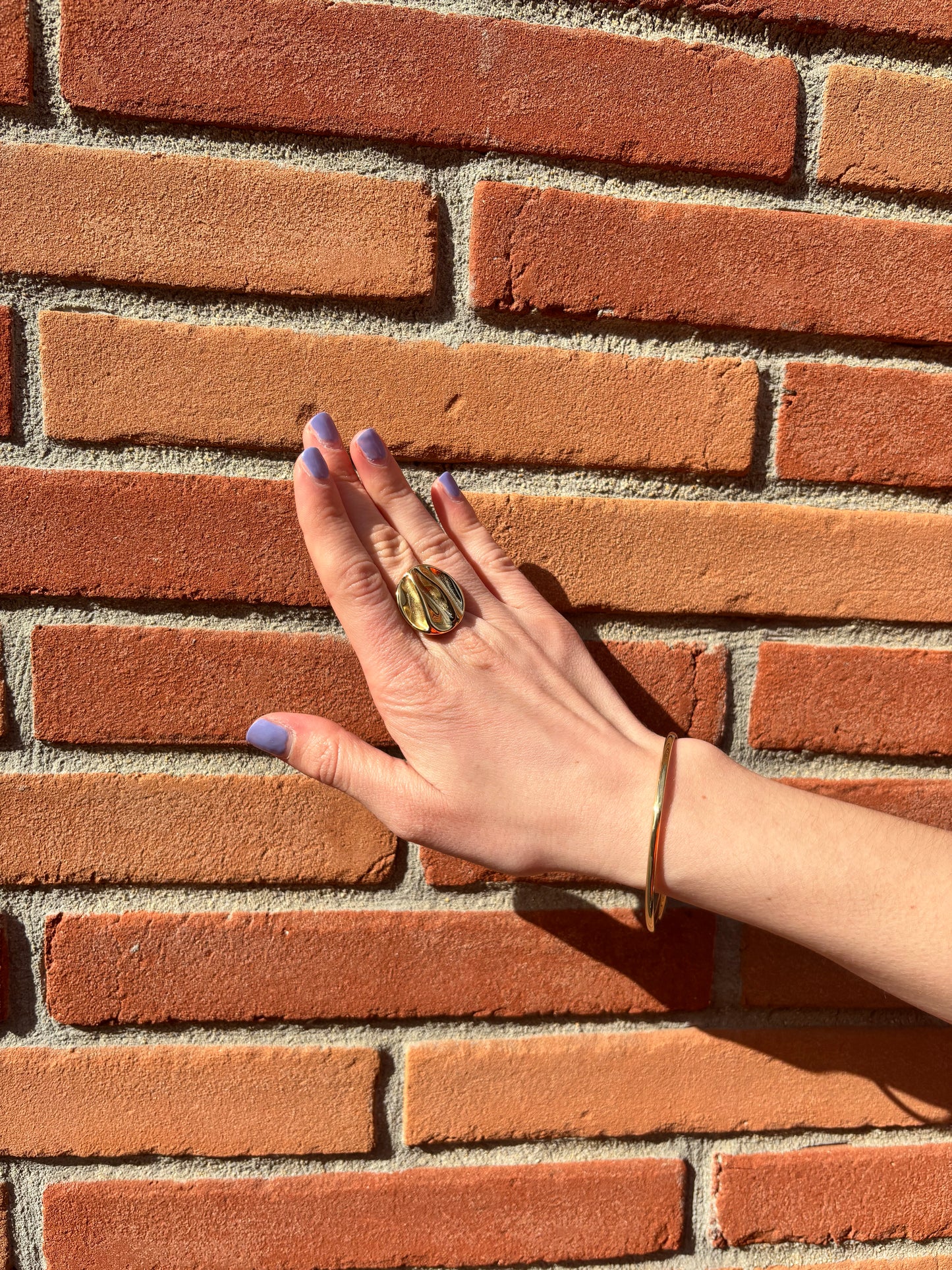 Bague femme en acier inoxydable doré, élégante et intemporelle. Résistante à l’eau et à l’usure, elle sublime votre style au quotidien sans ternir.
