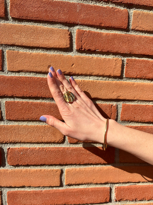 Bague femme en acier inoxydable doré, élégante et intemporelle. Résistante à l’eau et à l’usure, elle sublime votre style au quotidien sans ternir.