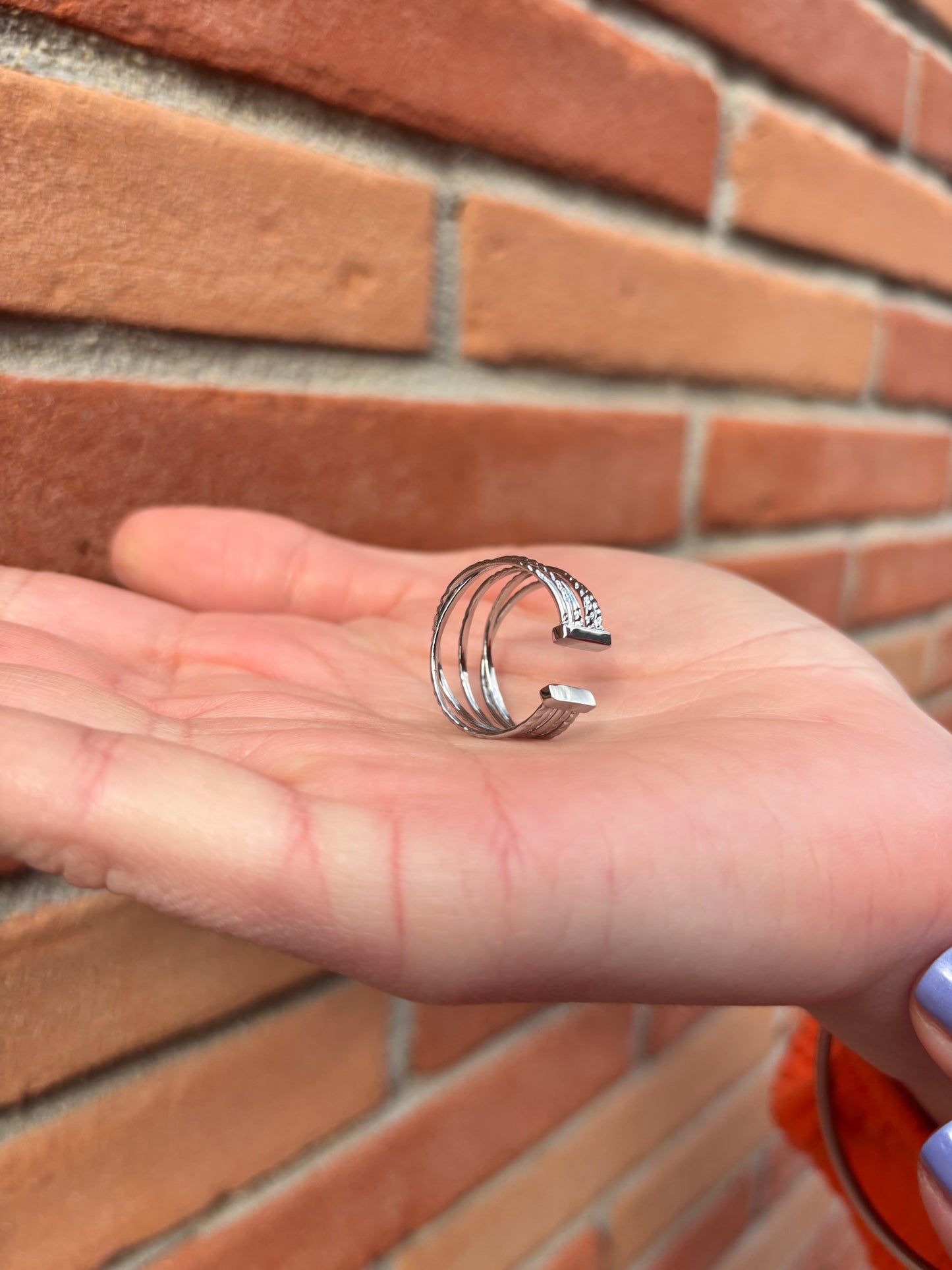 Bague argentée en acier inoxydable avec anneaux texturés style minimaliste chic
