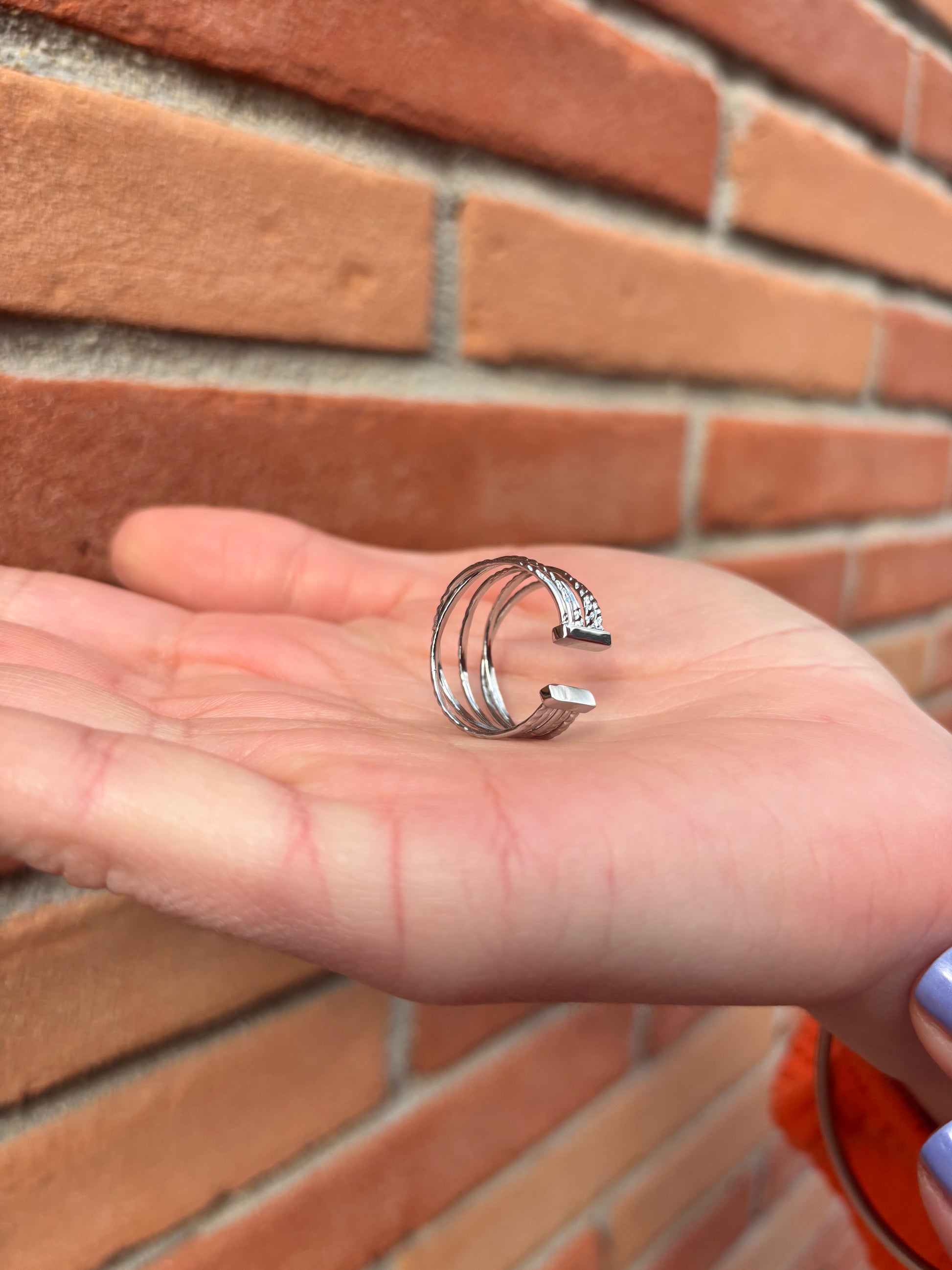 Bague argentée en acier inoxydable avec anneaux texturés style minimaliste chic