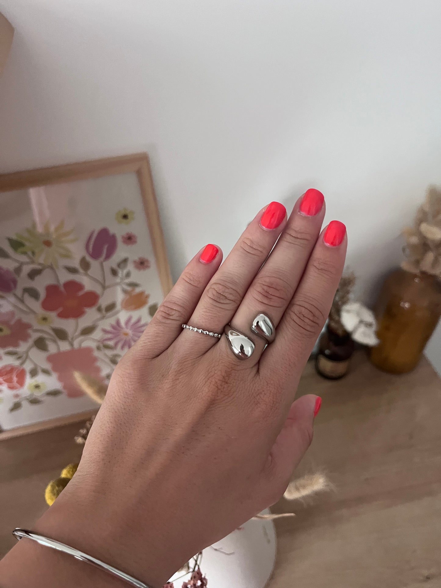 Bague fine pour femme de couleur argent hyper tendance peut se porter seule ou avec plusieurs bague 