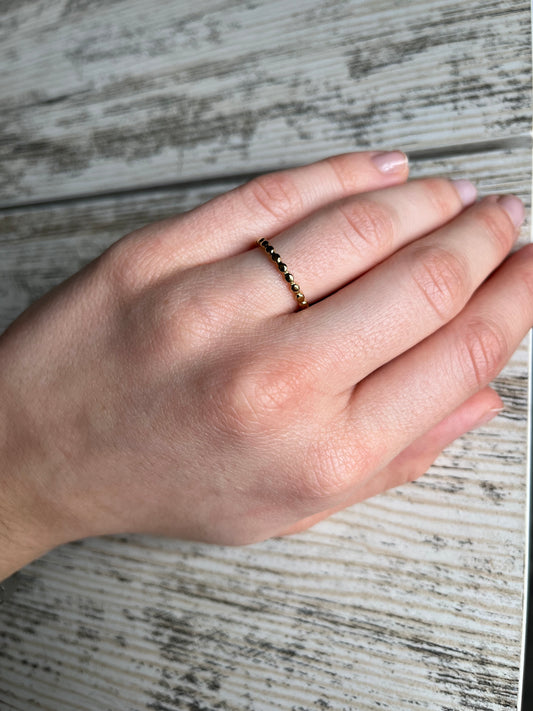 Bague fine, couleur or portée