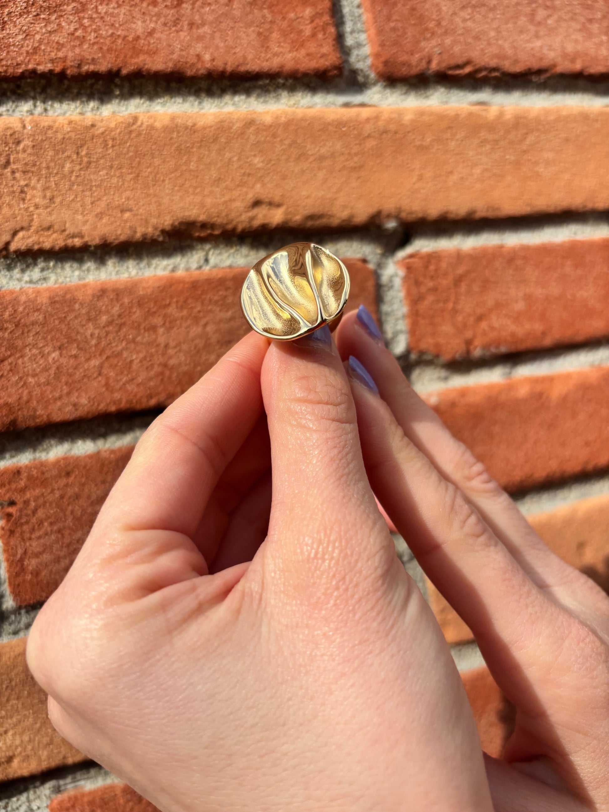 Bague femme dorée en acier inoxydable, idéale pour un style minimaliste et tendance. Ne rouille pas, ne ternit pas, et garde tout son éclat.