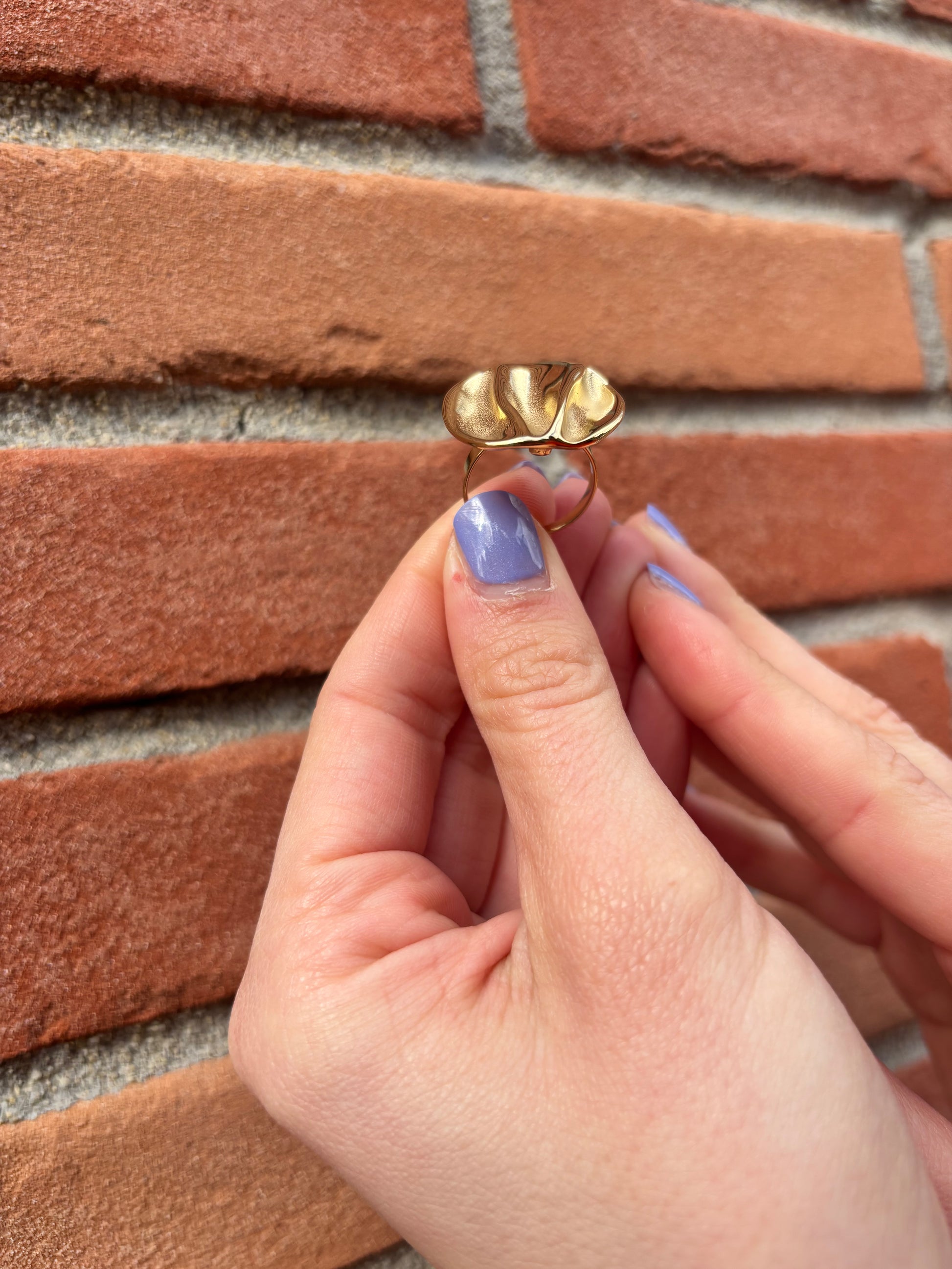 Apportez une touche lumineuse à vos tenues avec cette bague dorée en acier inoxydable. Durable, élégante et facile à porter en toutes occasions.