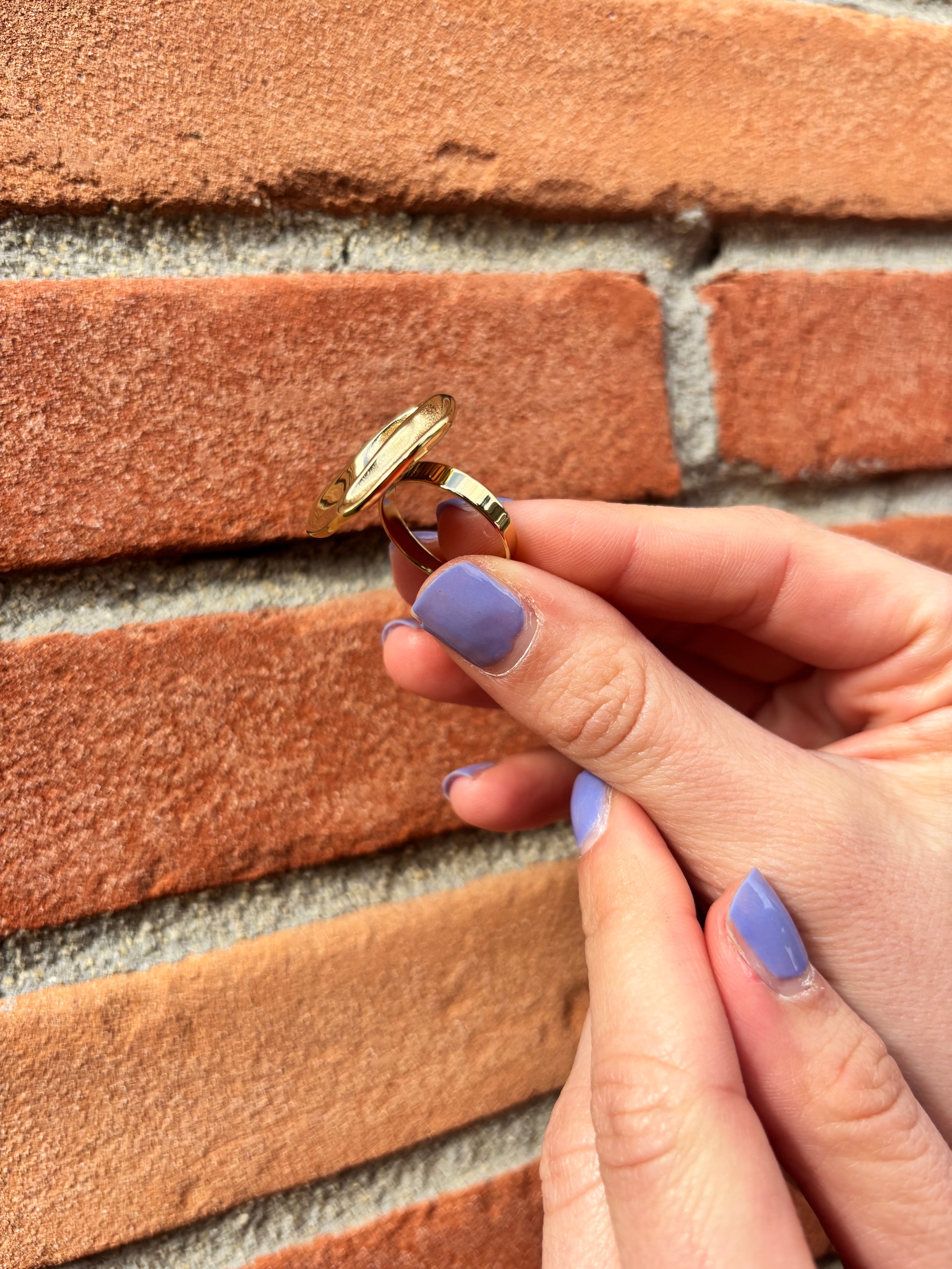 Bague en acier inoxydable couleur or pour femme, au design raffiné. Hypoallergénique et résistante, parfaite pour un look moderne et sophistiqué.