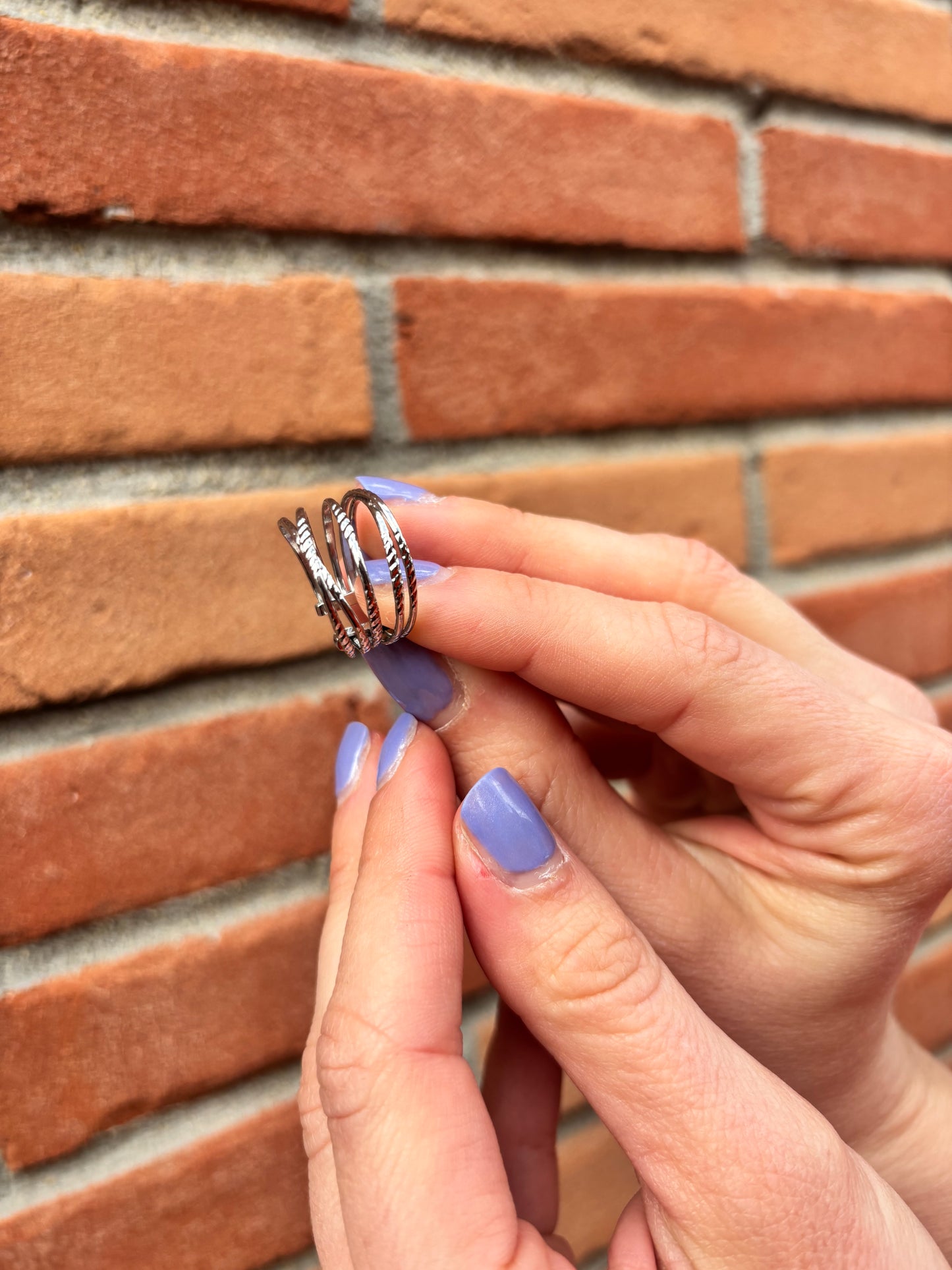 Anneau strié en acier inoxydable couleur argent bijou moderne résistant à l’eau et durable