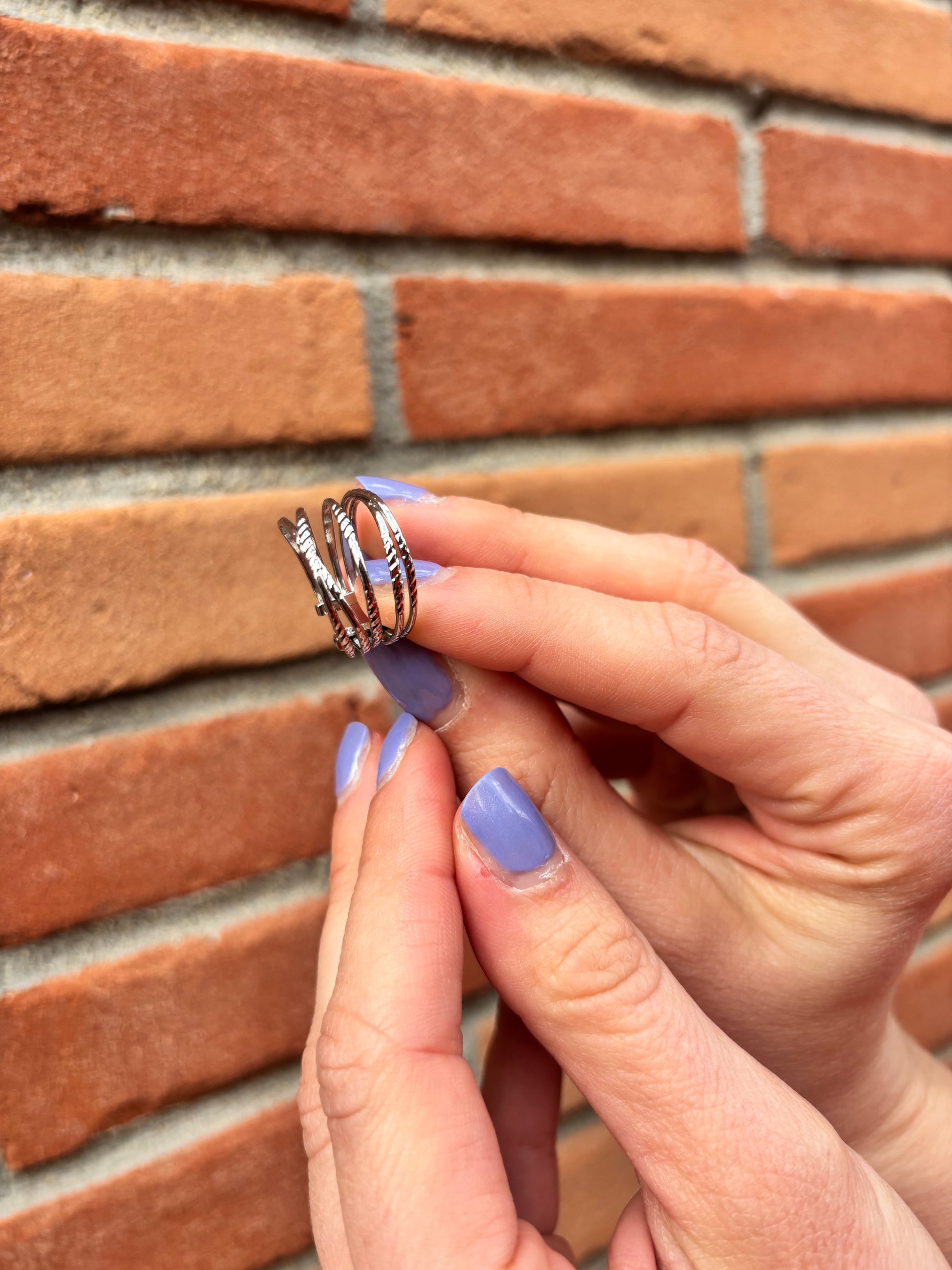 Anneau strié en acier inoxydable couleur argent bijou moderne résistant à l’eau et durable