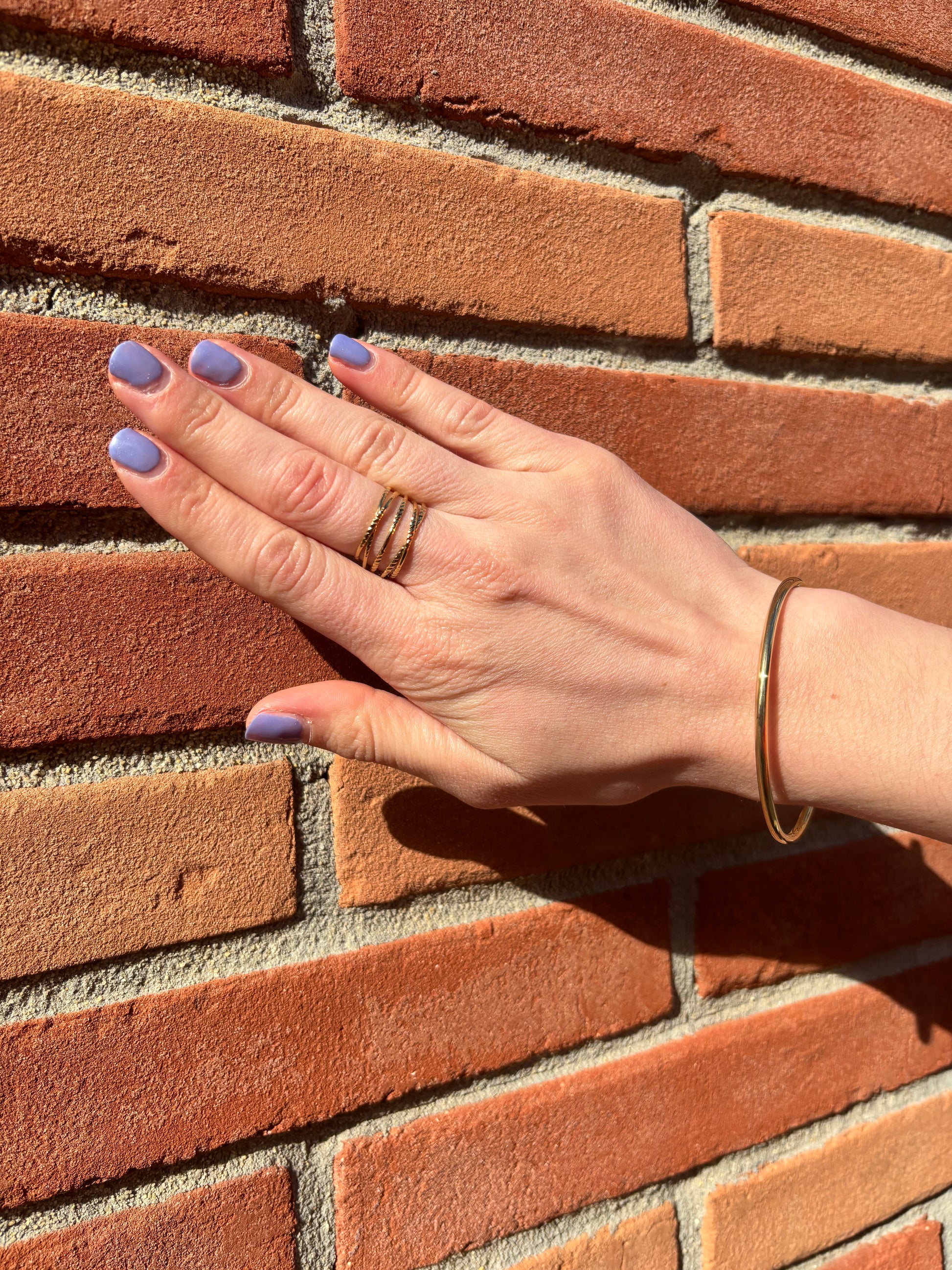 Bague dorée ajustable pour femme en acier inoxydable, style chic et minimaliste, accessoire durable et intemporel
