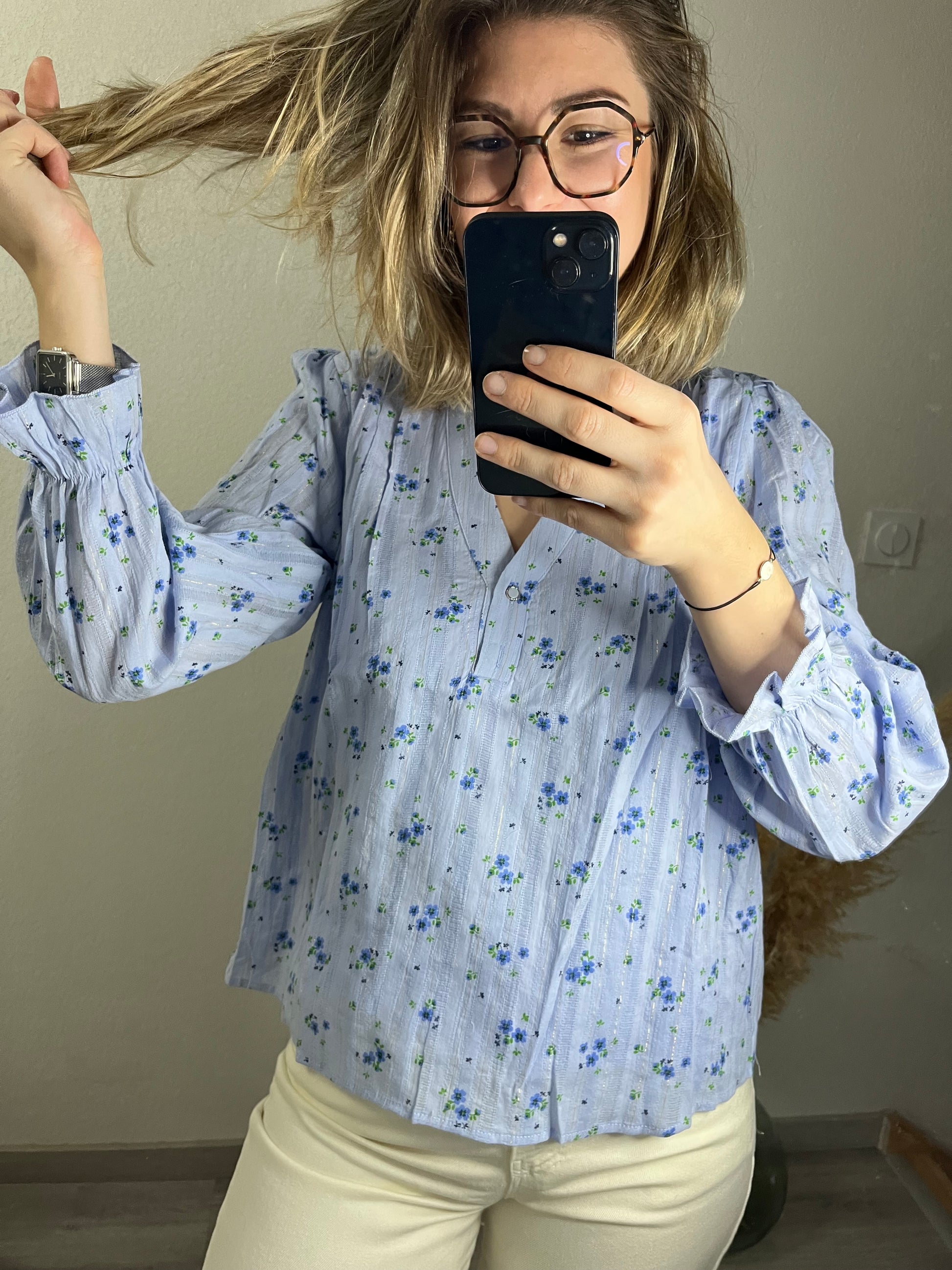 Détails fleuris bleu avec boutons sur le devant 