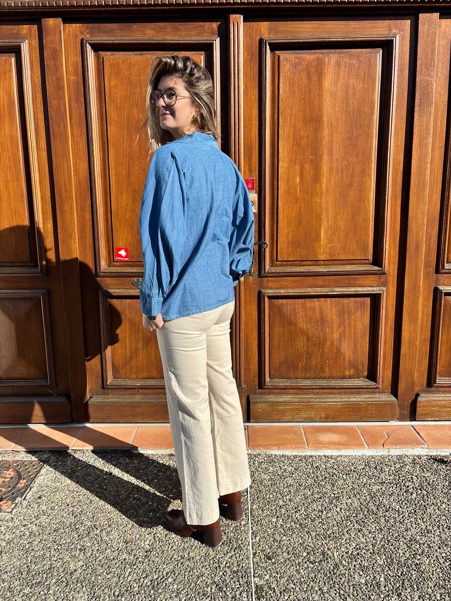 Blouse en jean tendance pour femme coupe oversize hyper confortable pour un look à la fois chic et décontracté 
