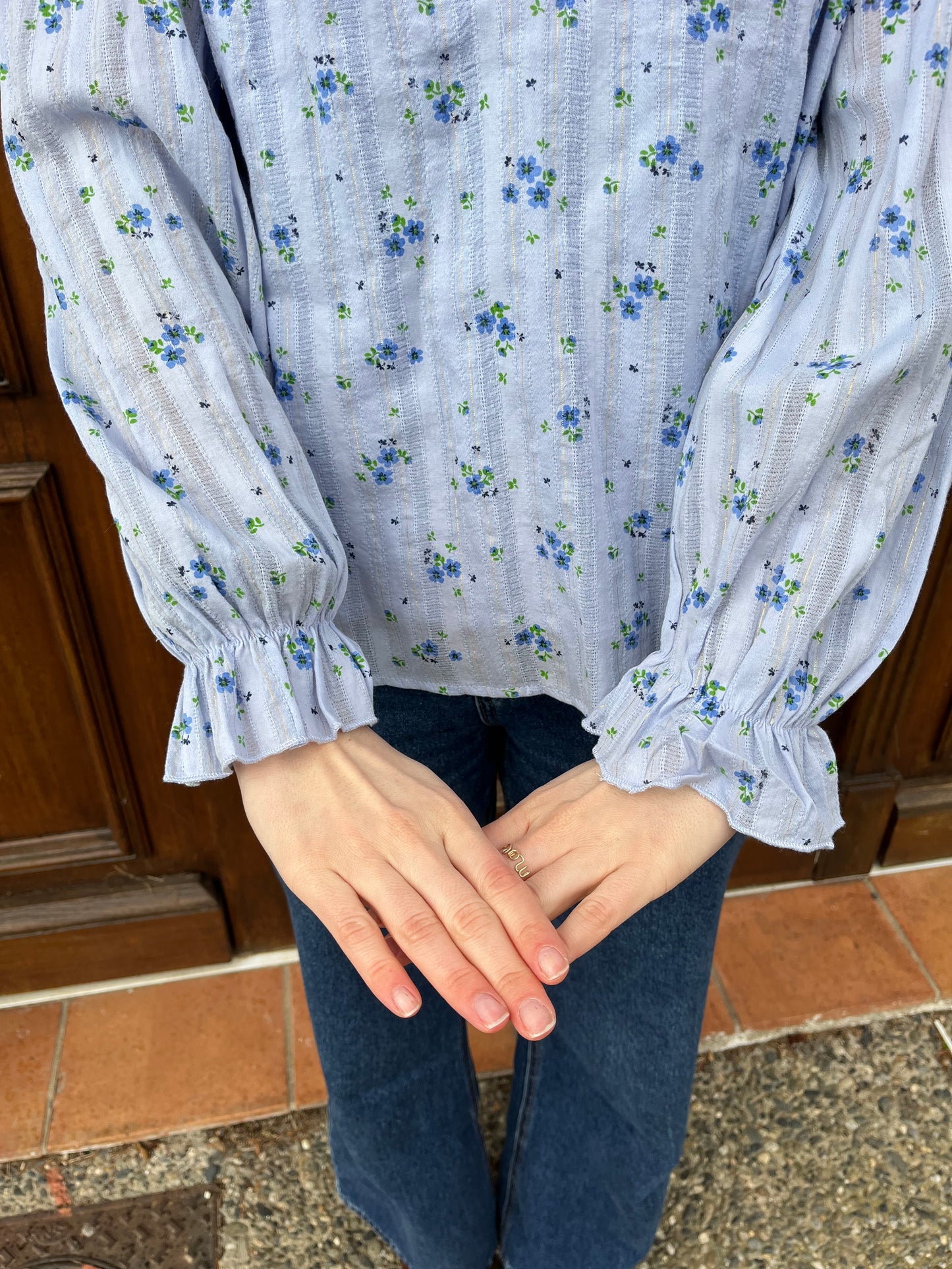 Blouse pour femmes, très tendance et élégante de couleur bleue avec des fleurs pour un look quotidien très chic