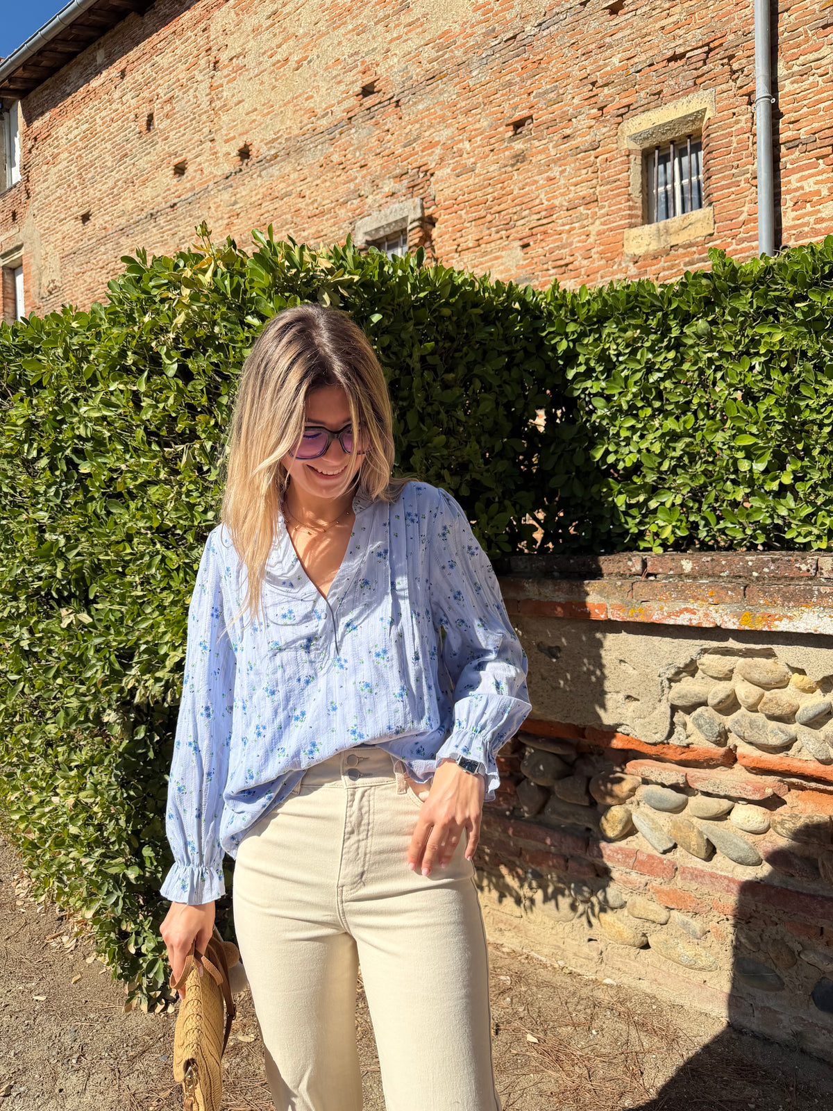 Blouse pour femme, légère et fluide, idéal pour le printemps, automne de couleur bleue avec des motifs floral
