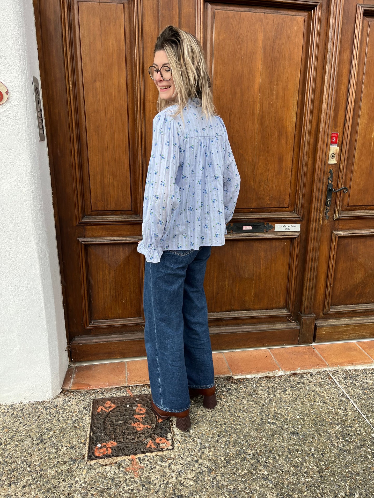 Blouson avec bouton sur le devant en col V de couleur bleue, avec des motifs à fleurs de couleur bleue foncée