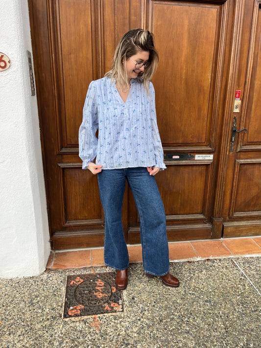 Blouse pour femmes, très élégante de couleur bleue avec motifs floral bleu