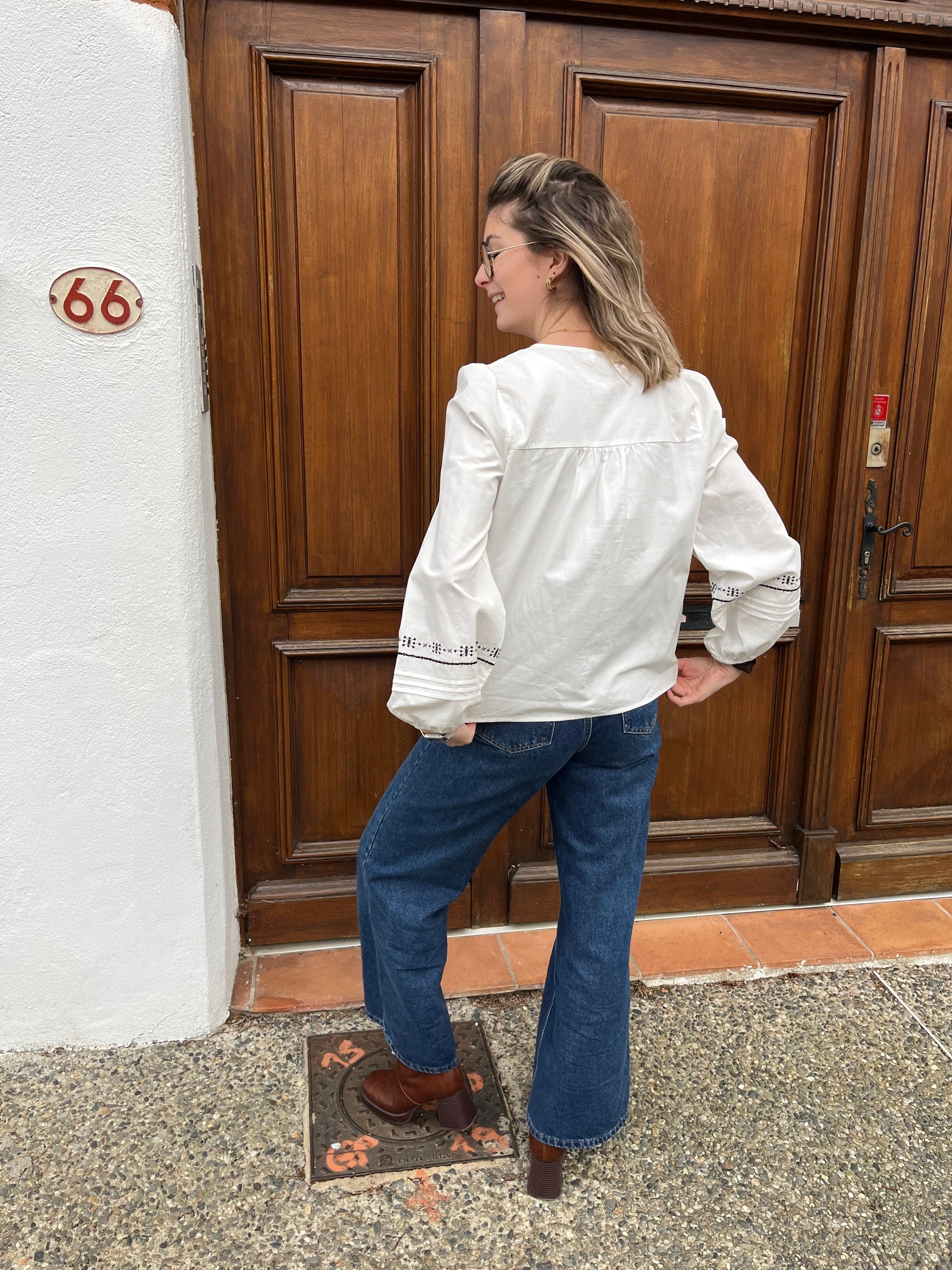 Blouse pour femmes, prétendants, très élégante avec bouton sur le devant et manches bouffantes