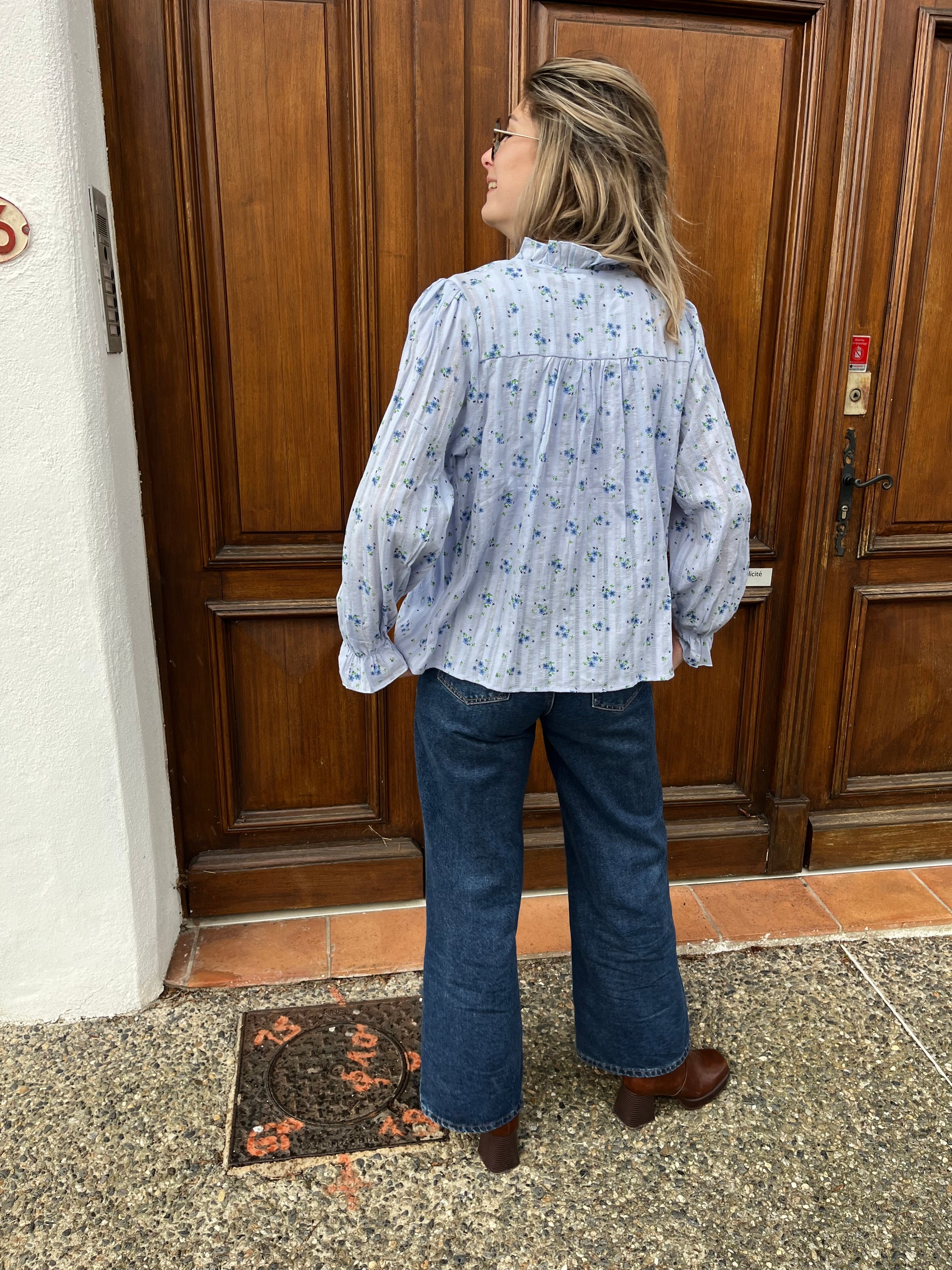 Blouse pour femme de couleur bleu hyper tendance et agréable à porter élastique au niveau des manches 