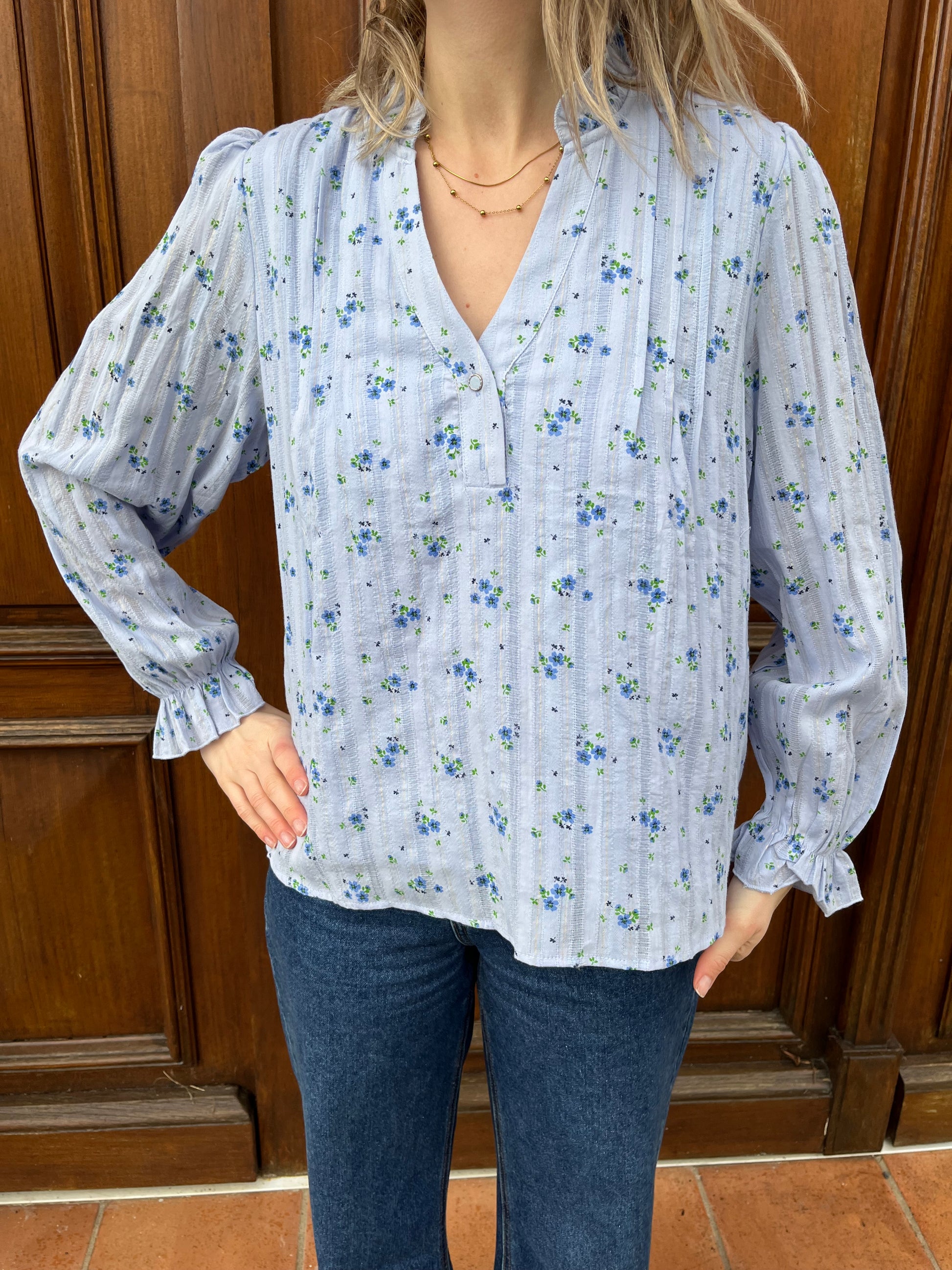 Blouse pour femme de couleur bleue avec motif floral, bleu, rayures dorées en col V 