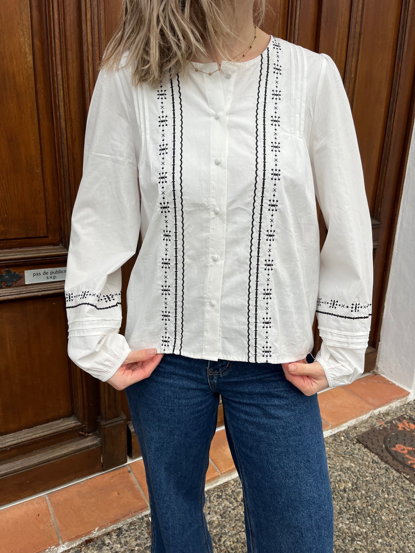 Blouse pour femme, col, rond, manches bouffante de couleur blanche avec des motifs noirs, très élégante