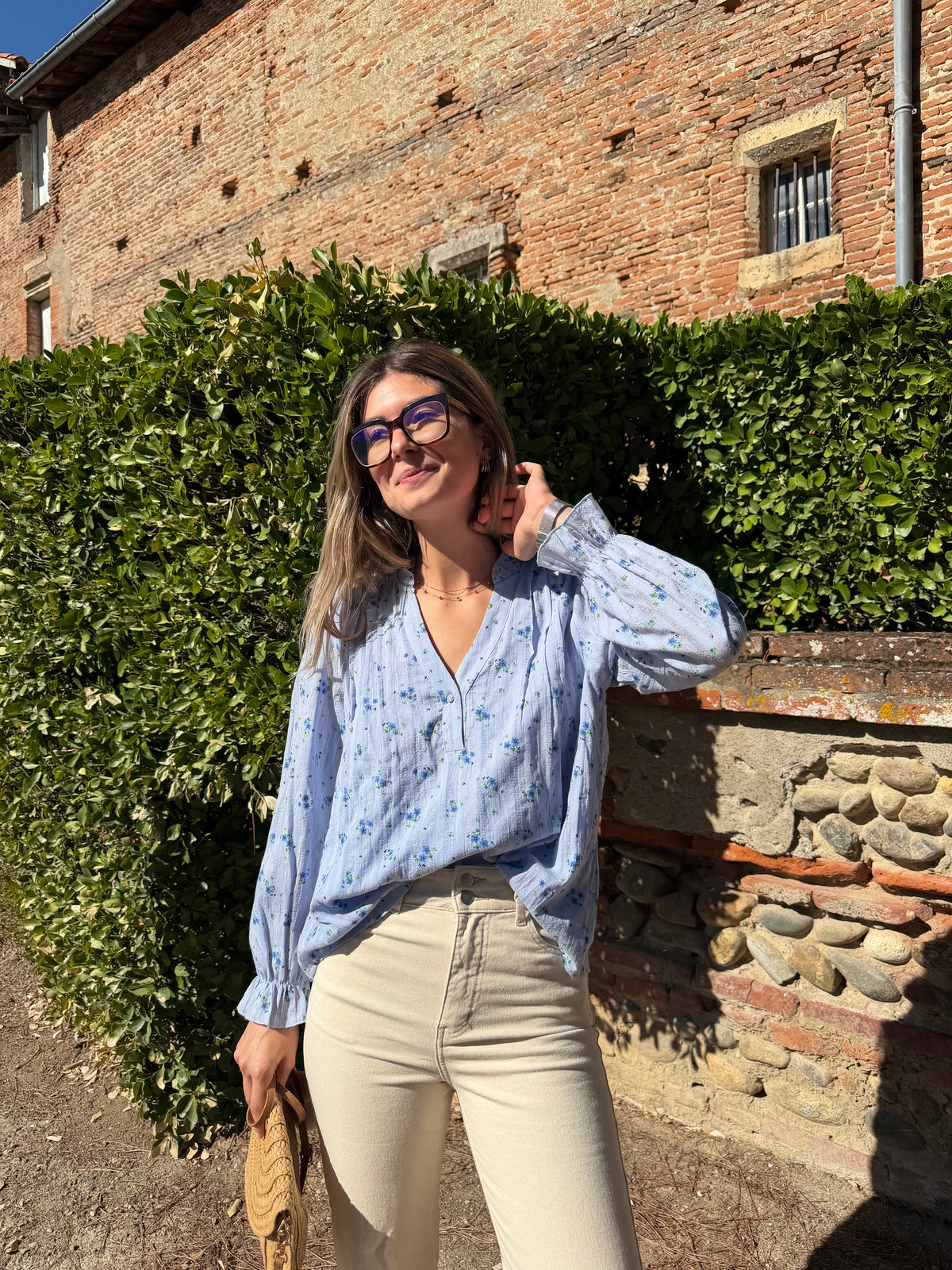 Blouse élégante et raffinée de couleur bleu avec motifs floral + détails doré sur la blouse 
