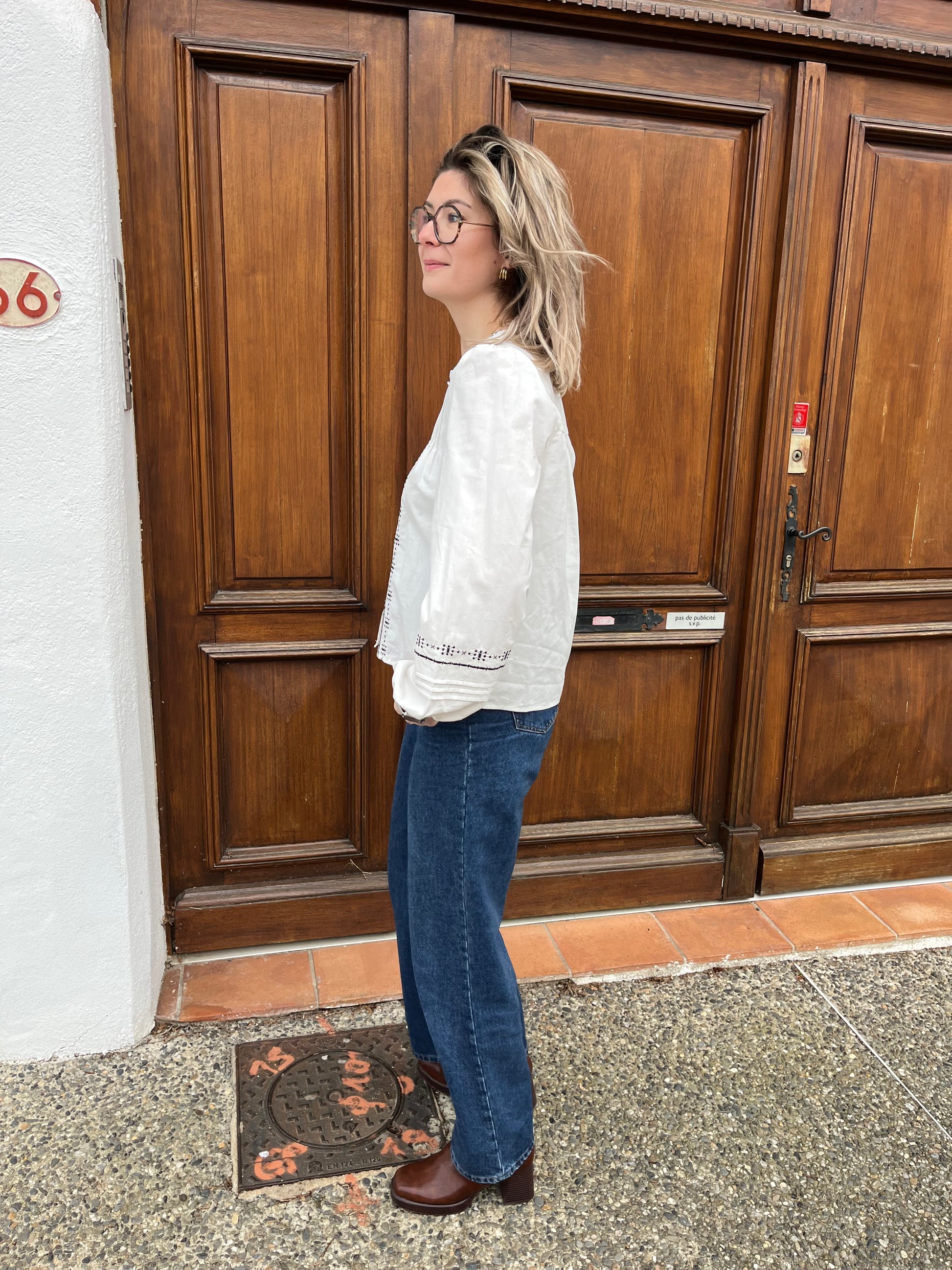 Blouse pour femme , très tendance et très élégante avec broderie noire de couleur blanche