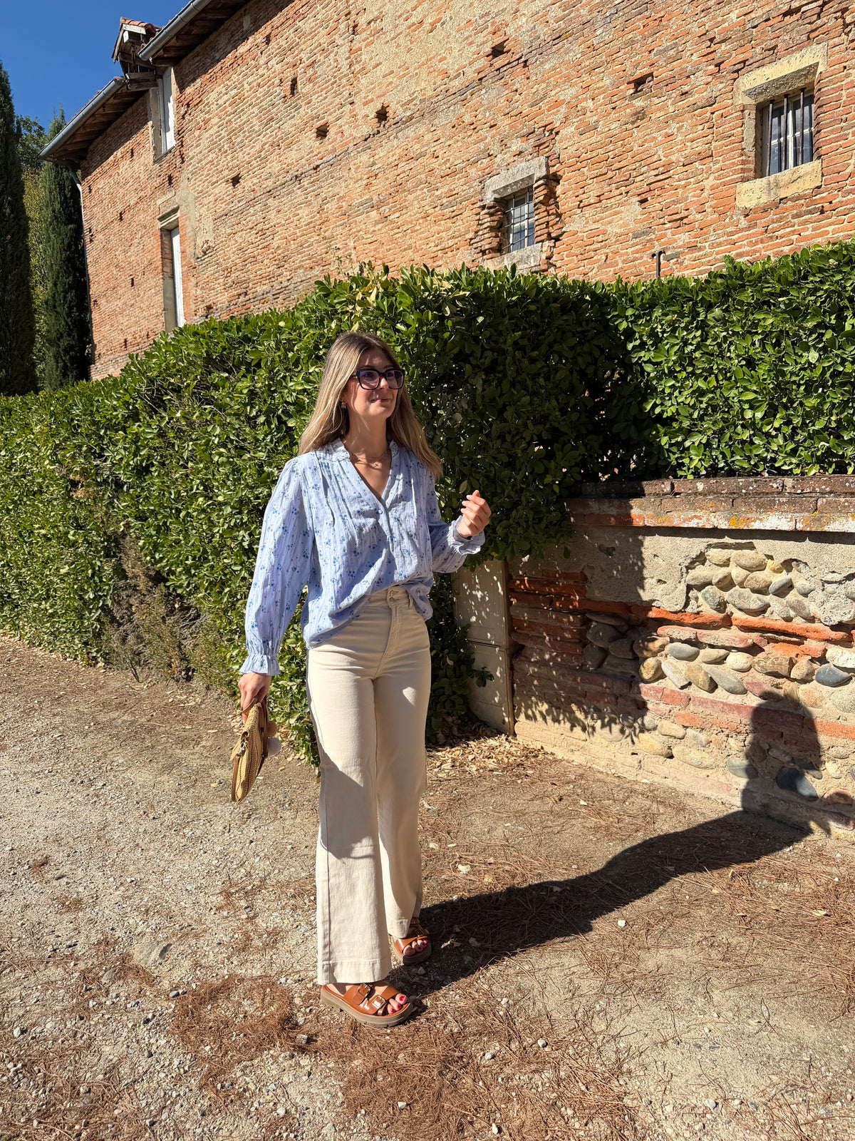 Blouse tendance femme élégante de couleur bleu à motifs fleurs sur la blouse 