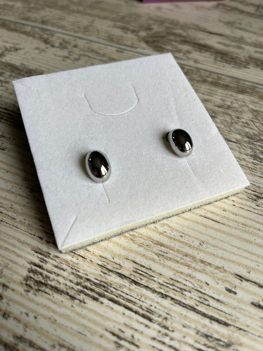 Boucles d'oreilles à puce en acier inoxydable composées d'une pièce ovale creuse.
Dimensions de la boucle : 8 x 14 mm