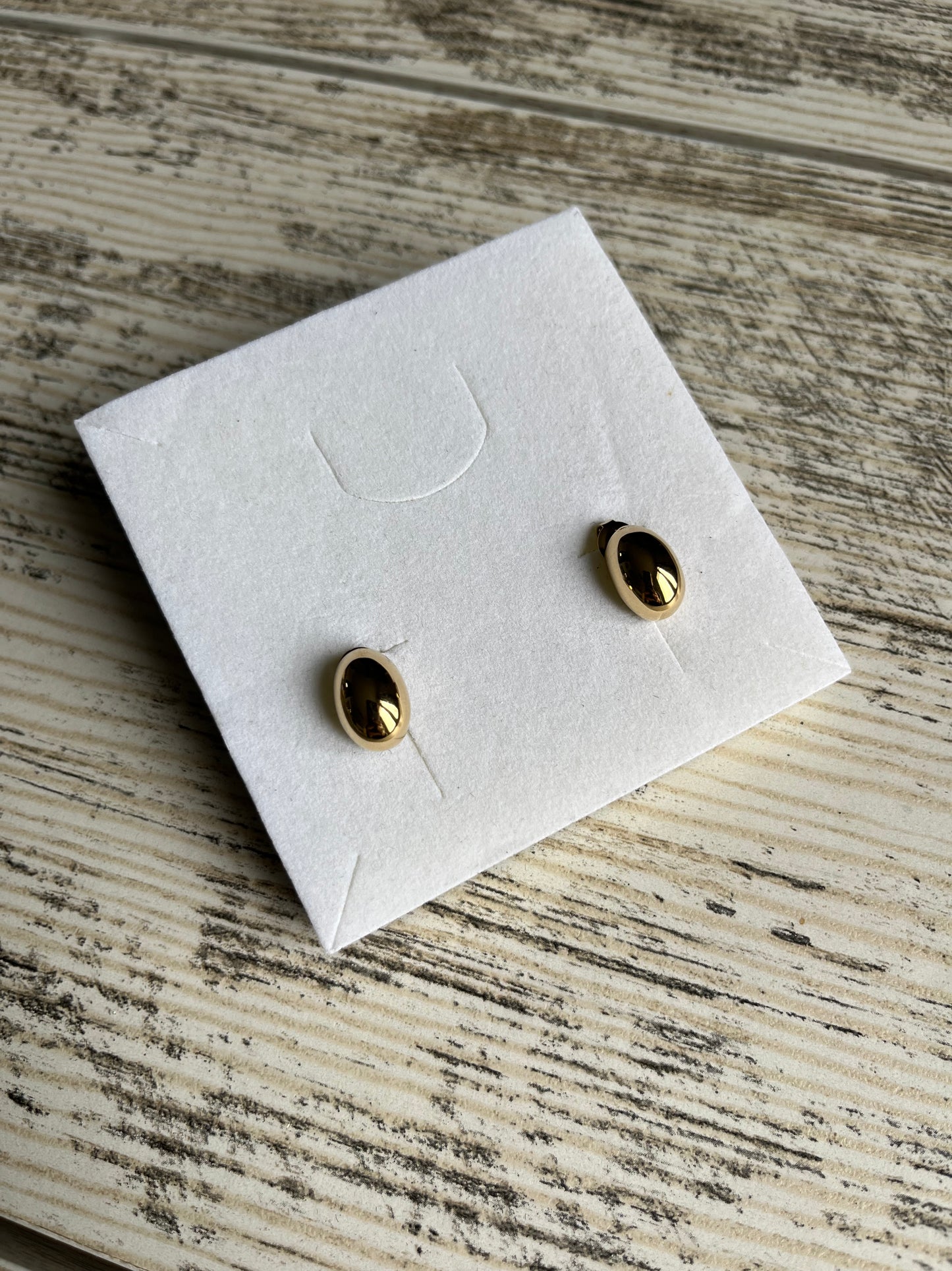 Boucles d'oreilles à puce en acier inoxydable composées d'une pièce ovale creuse.
Dimensions de la boucle : 8 x 14 mm