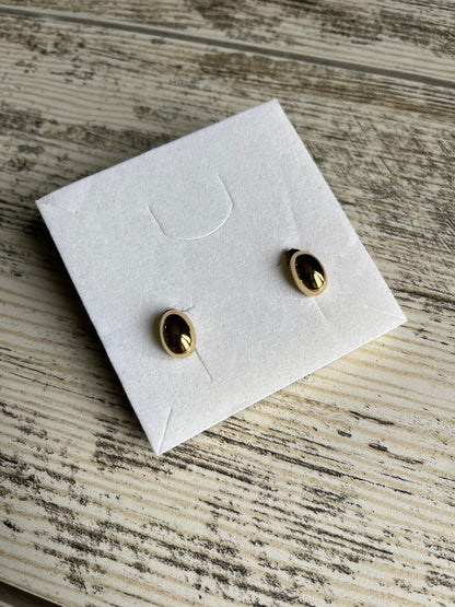 Boucles d'oreilles à puce en acier inoxydable composées d'une pièce ovale creuse.
Dimensions de la boucle : 8 x 14 mm