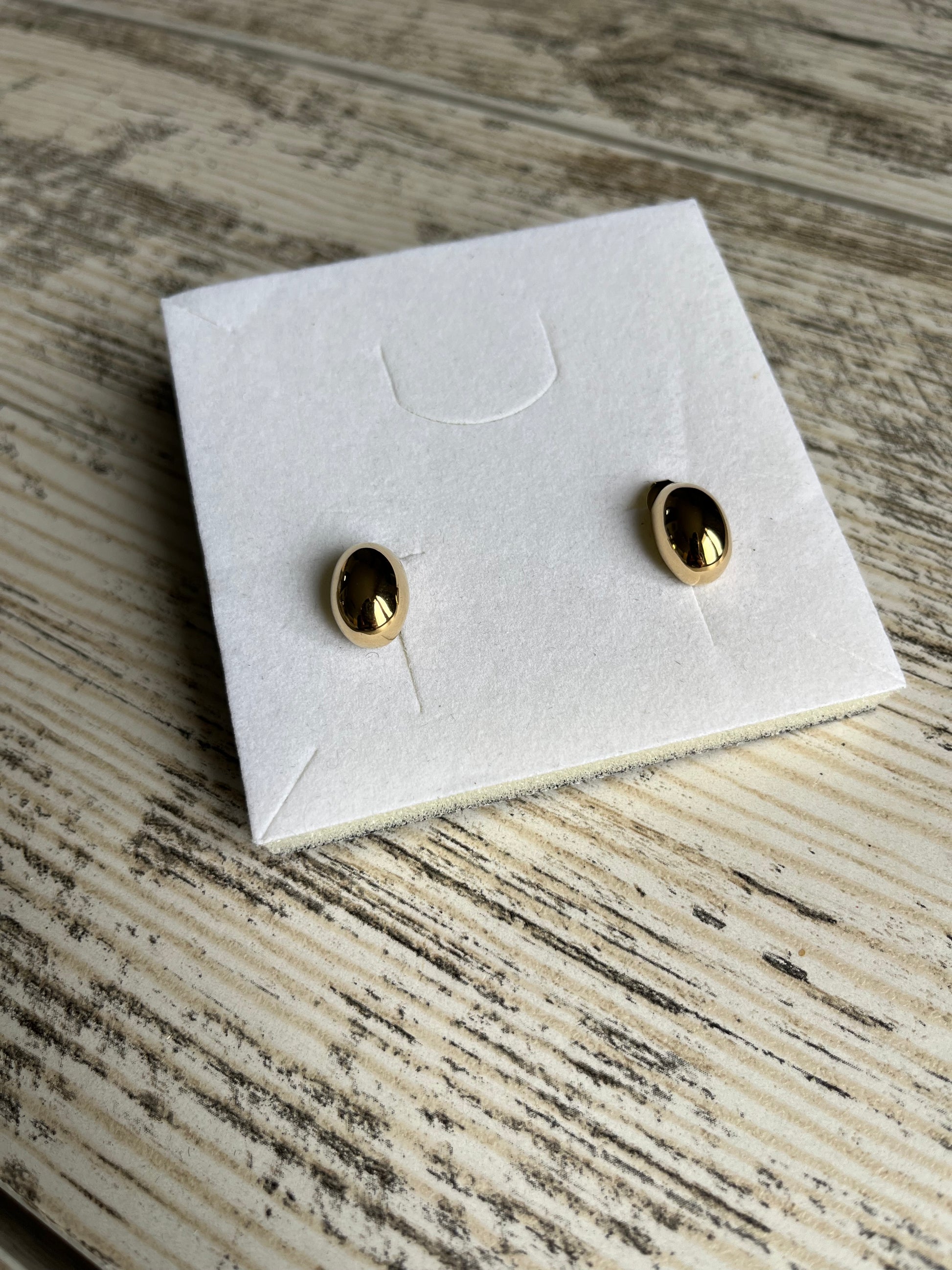 Boucles d'oreilles à puce en acier inoxydable composées d'une pièce ovale creuse. Couleur or