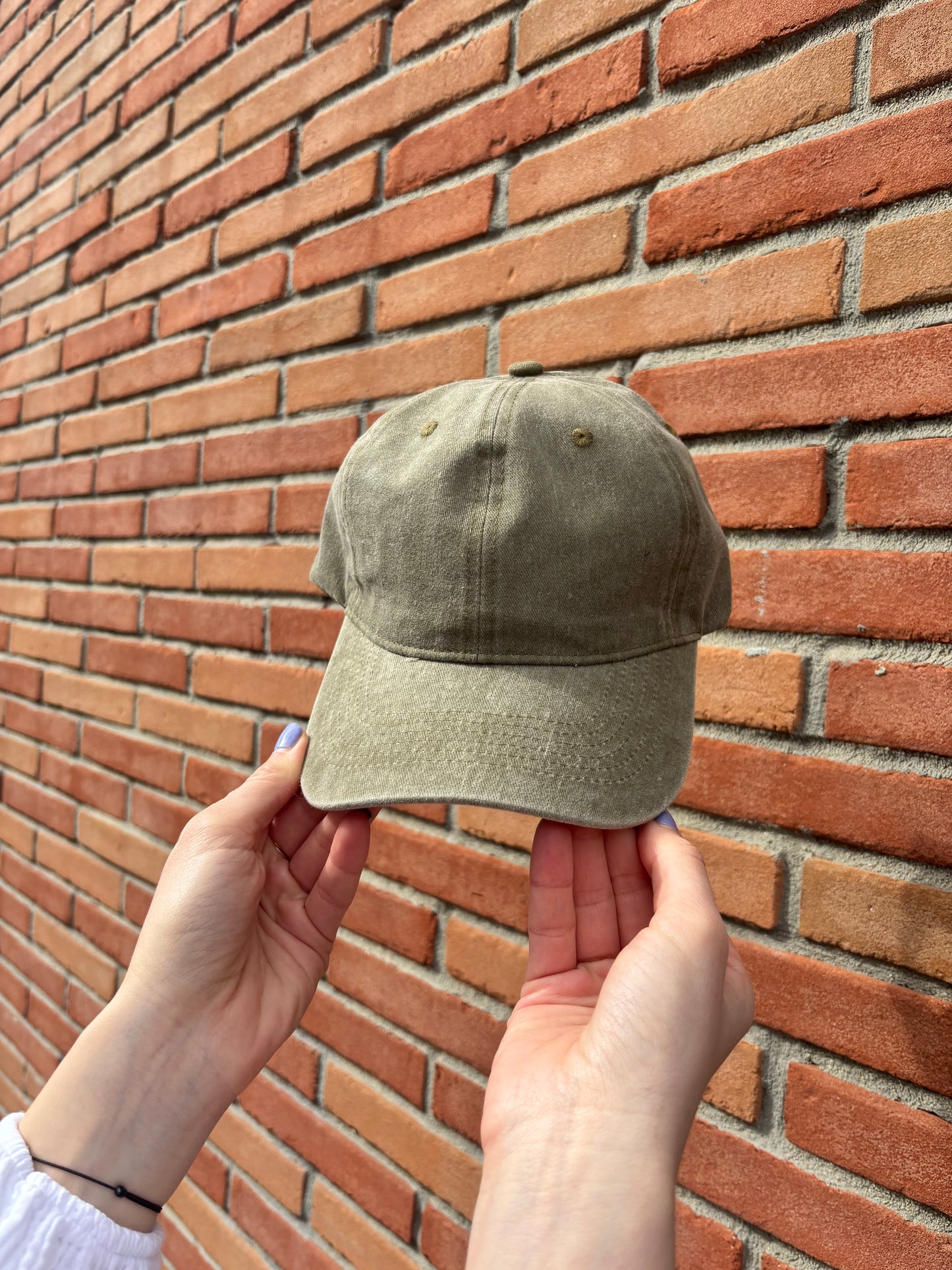 Casquette femme couleur kaki en coton doux, ajustable et stylée pour un look casual chic au quotidien