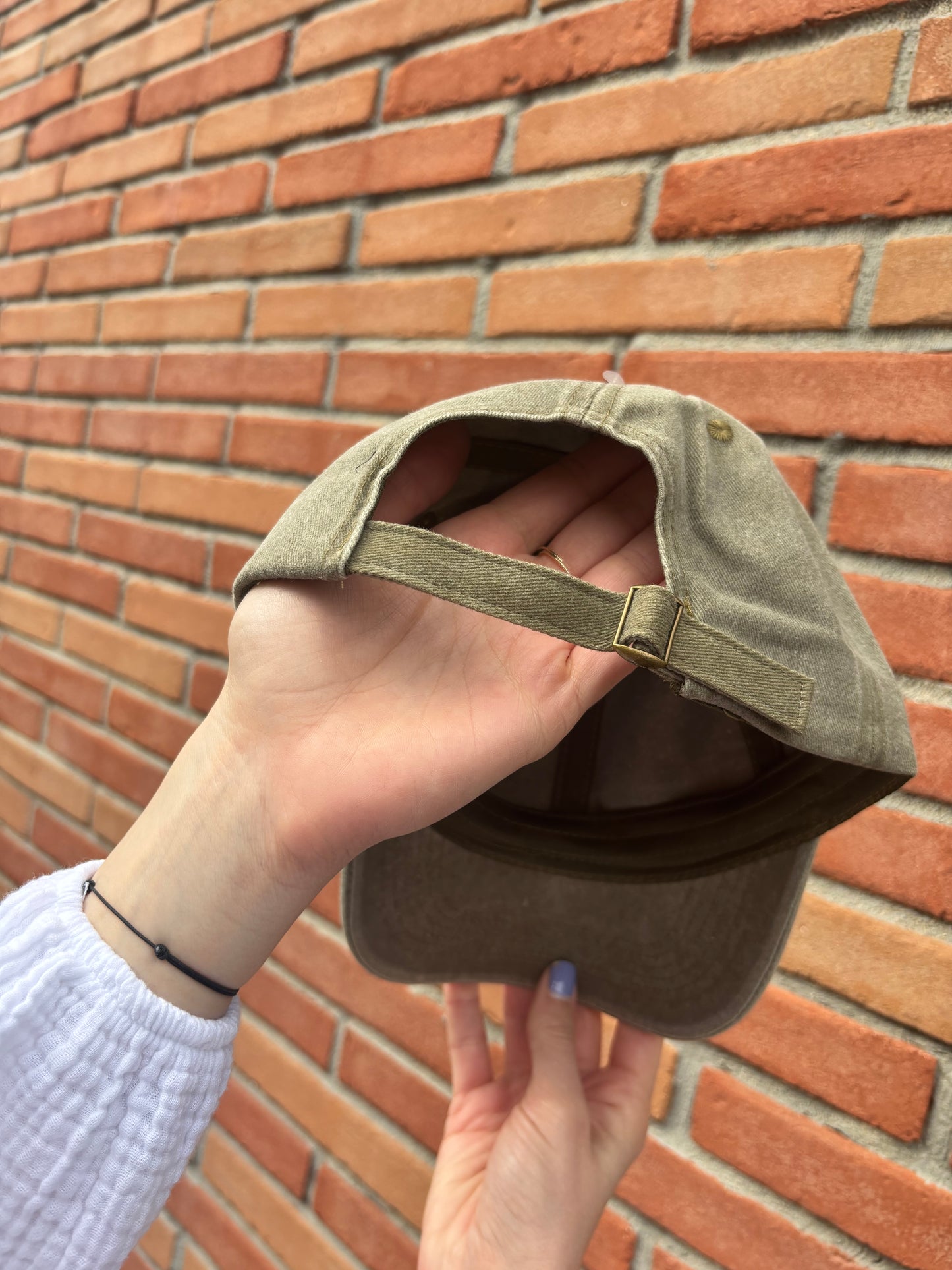 Casquette femme kaki en coton léger, parfaite pour un style urbain moderne et confortable toute la journée