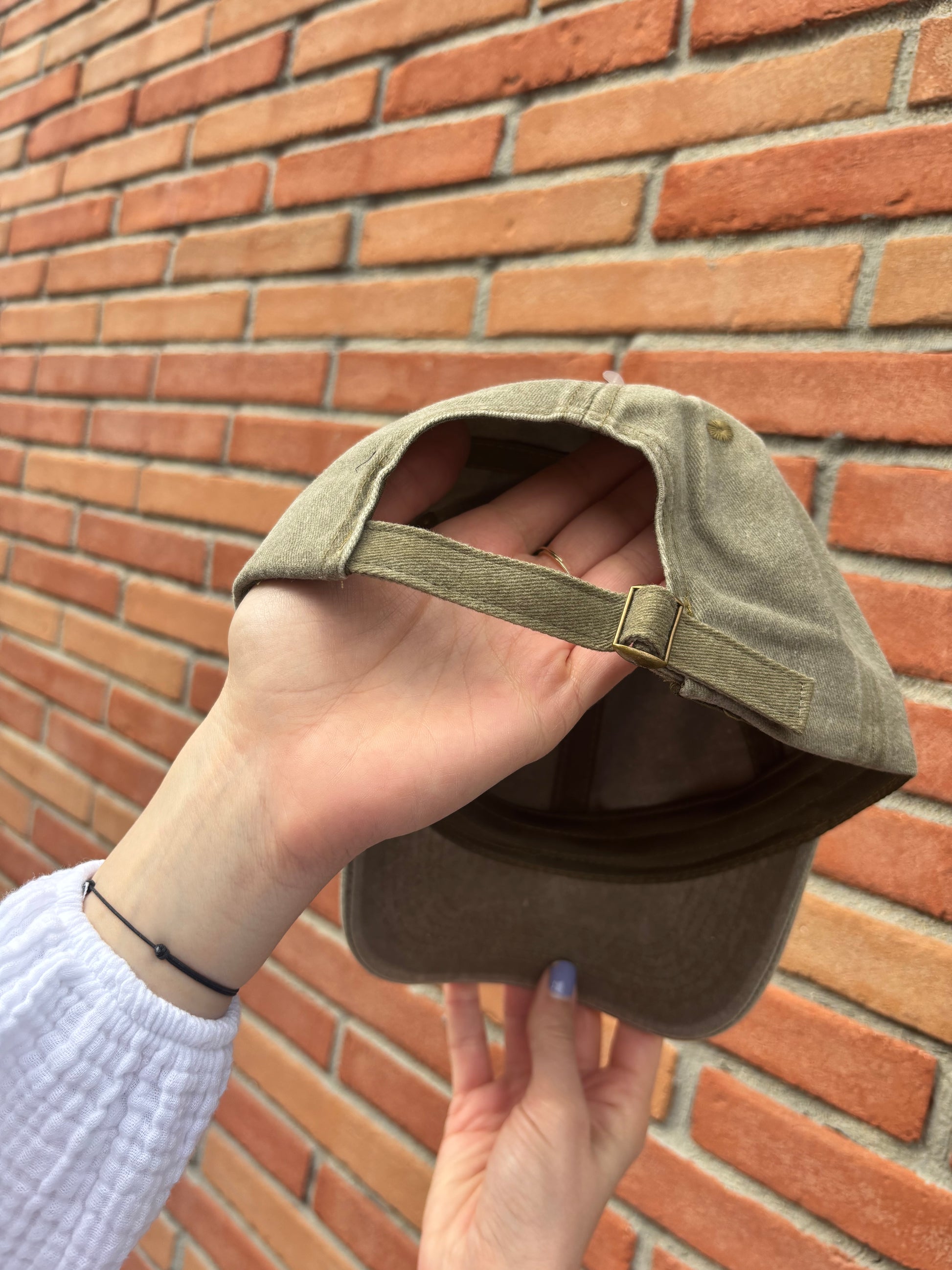 Casquette femme kaki en coton léger, parfaite pour un style urbain moderne et confortable toute la journée