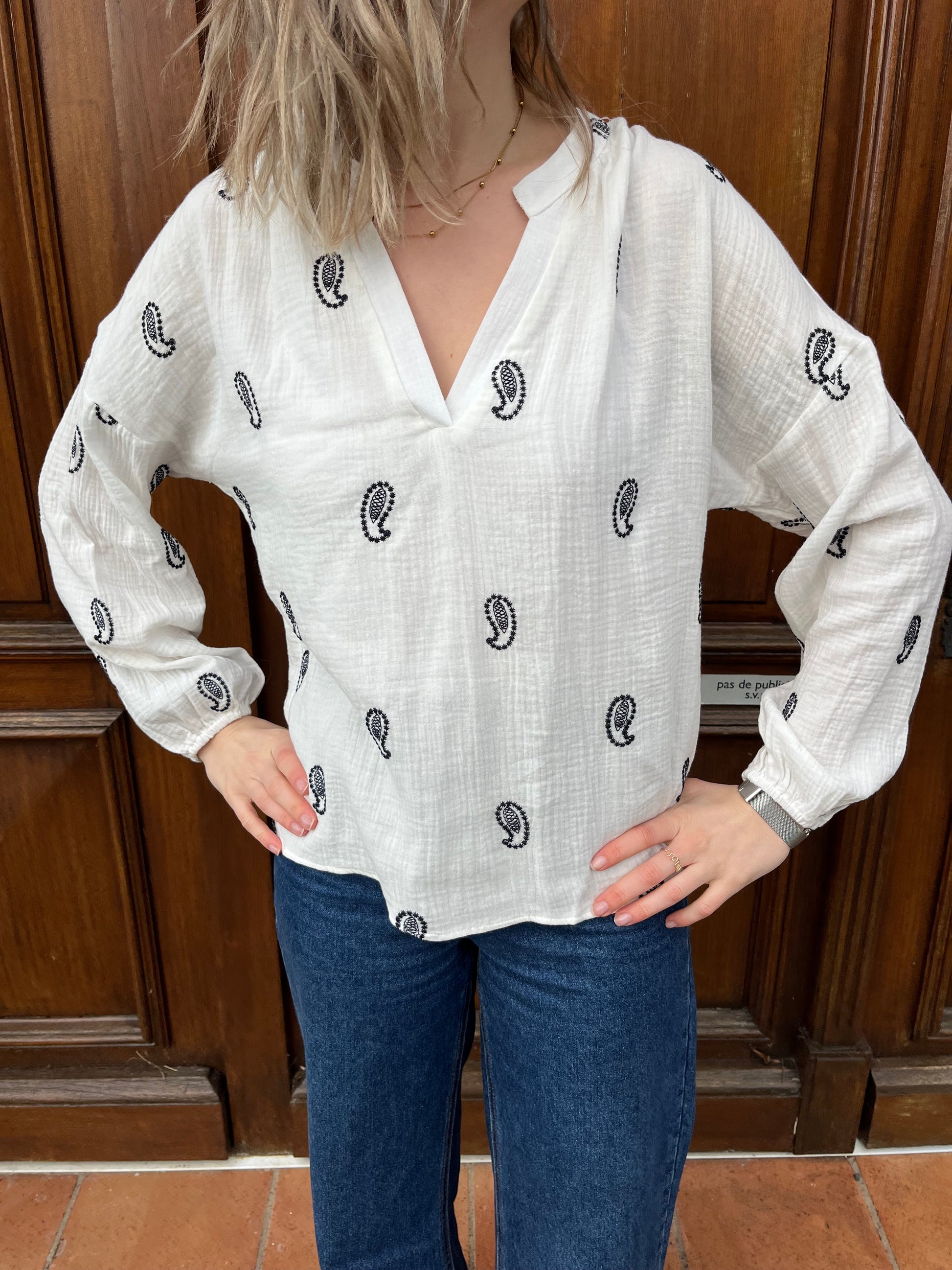 Chemise blanche avec motifs noir, hyper tendance très classe pour une tenue de tous les jours ou pour un évènement pour femme