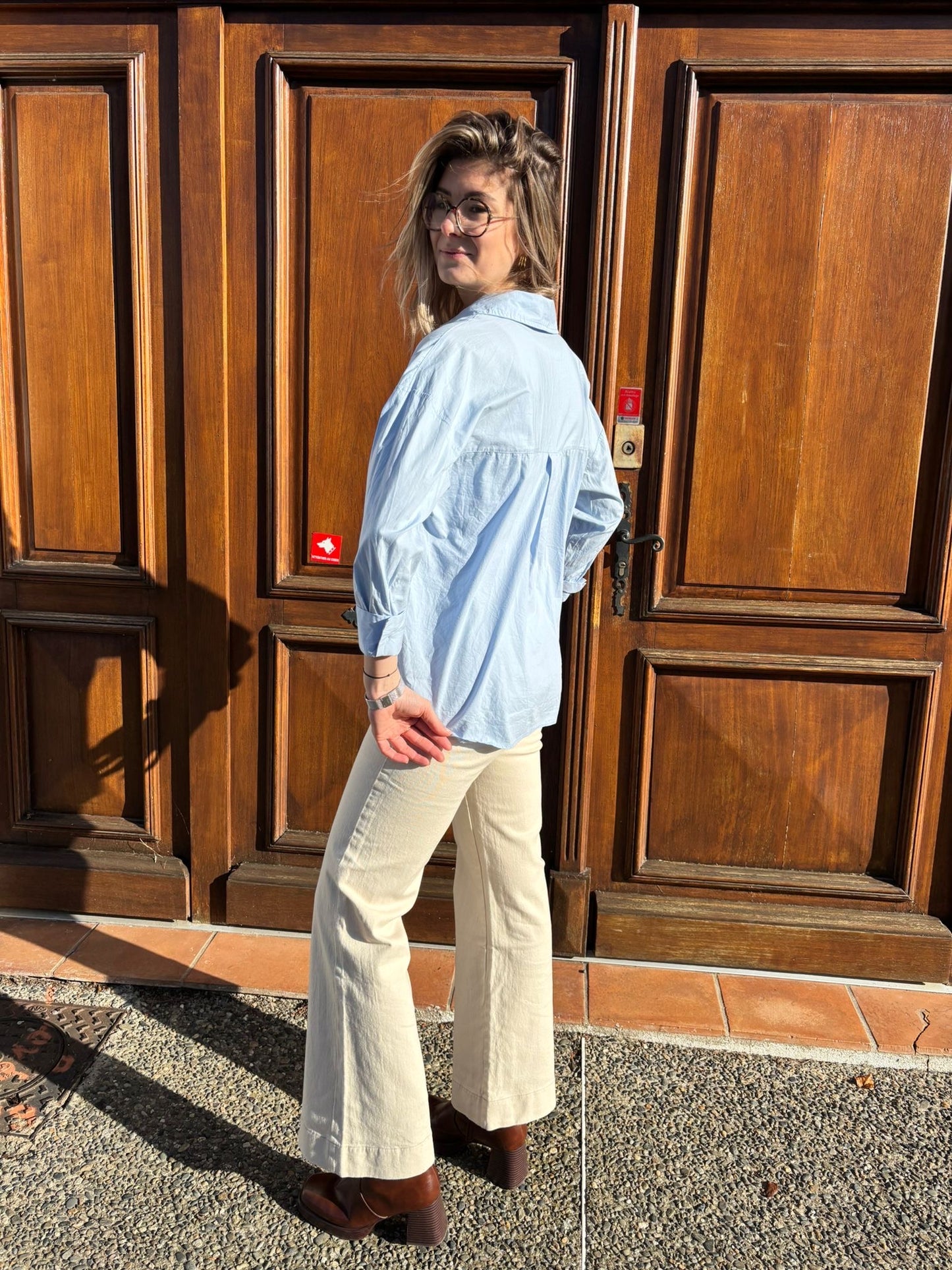 Chemise de couleur bleu clair pour femme un peu oversize prendre sa taille habituelle hyper agréable à porter 