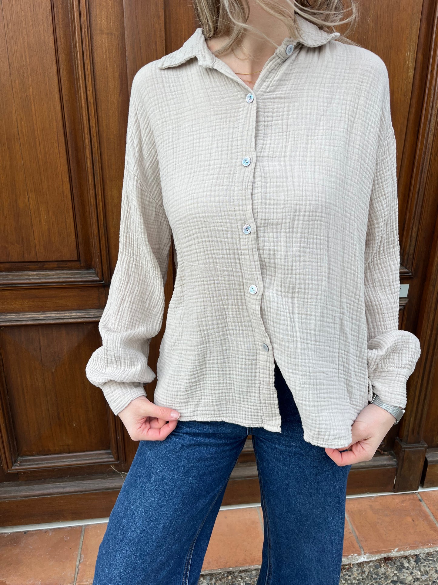 Chemise très tendance pour femme de couleur beige. En cas de coton taille SM et L.